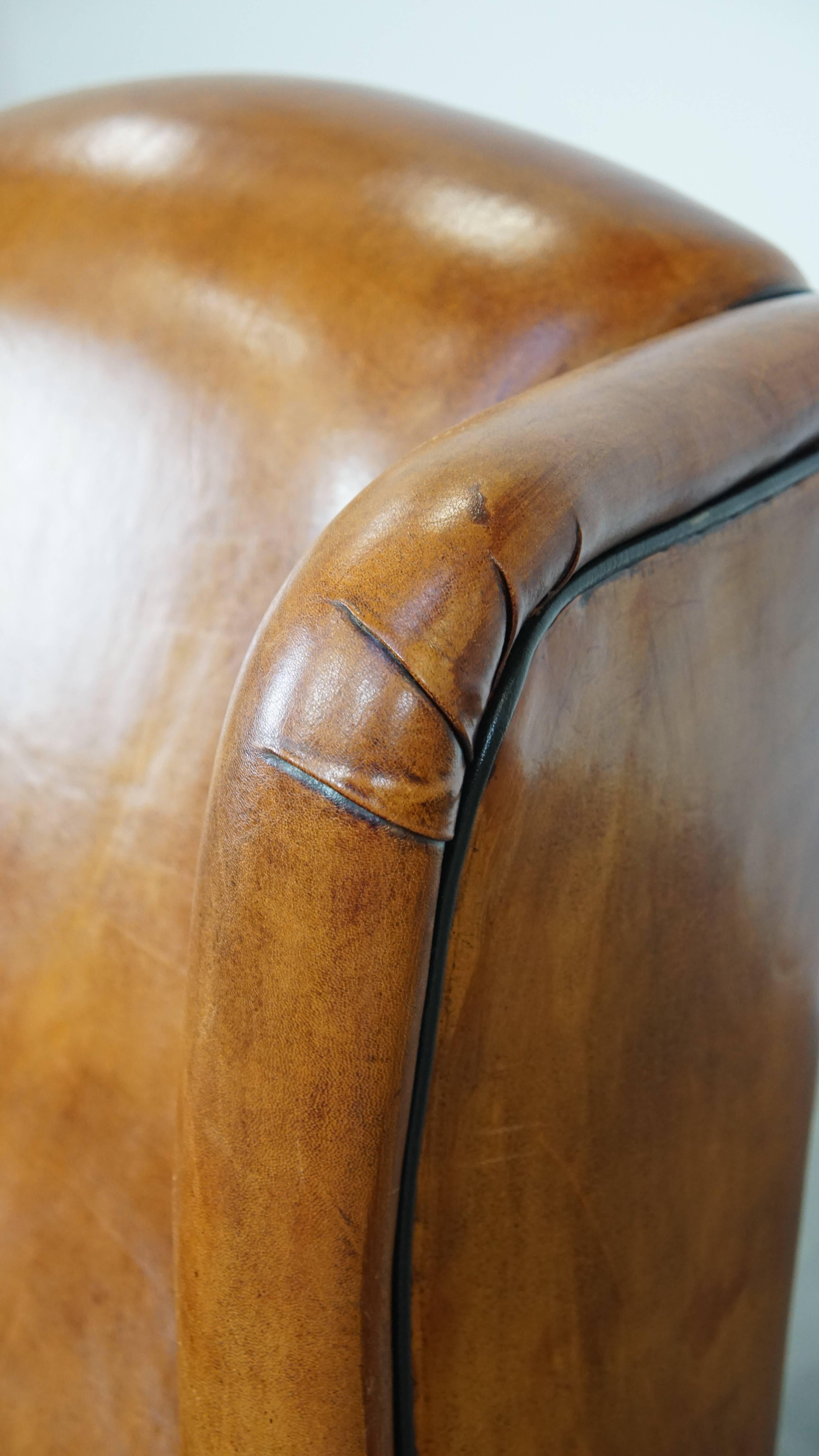 Fauteuil à oreilles en cuir de mouton élégant, spacieux et confortable dans une couleur chaude. en vente 3