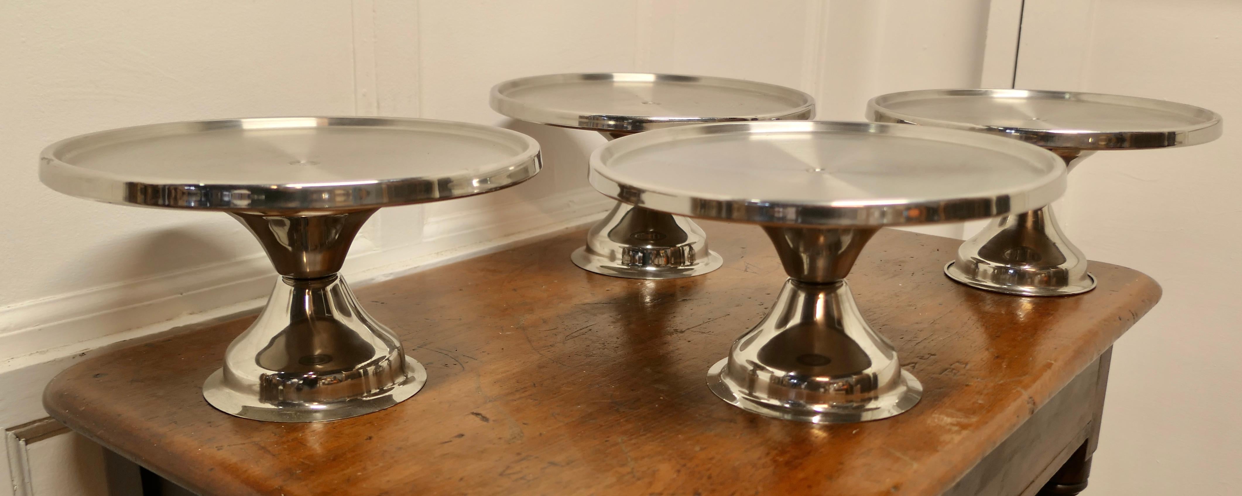 Stylish Stainless Steel Tazza Set of 4 Large Dishes In Good Condition For Sale In Chillerton, Isle of Wight