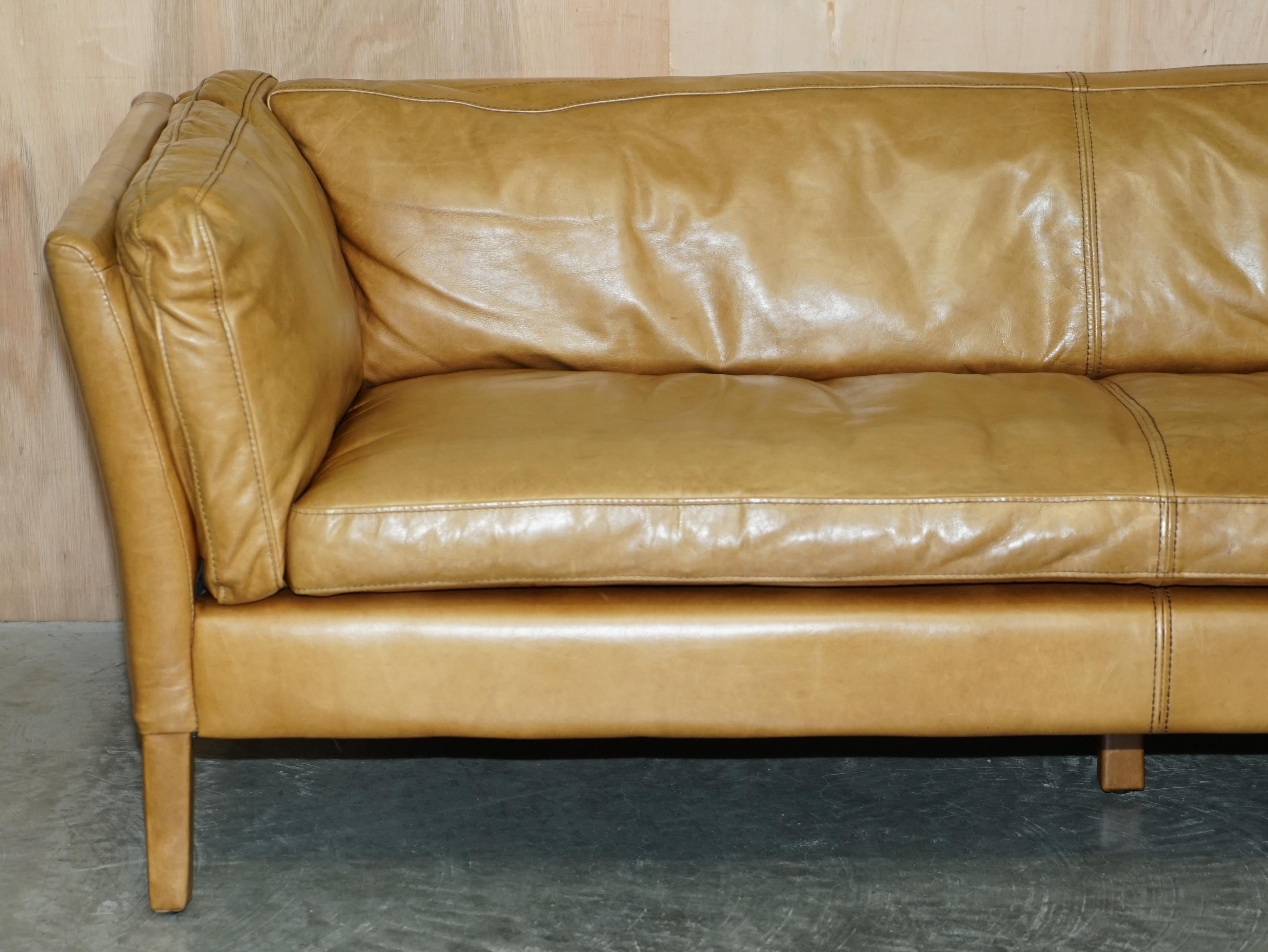 Art déco STYLiSH SUPER COMFORTABLE SOFA EN CUIR HALO GROUCHO MARRON À Trois PIERRES en vente