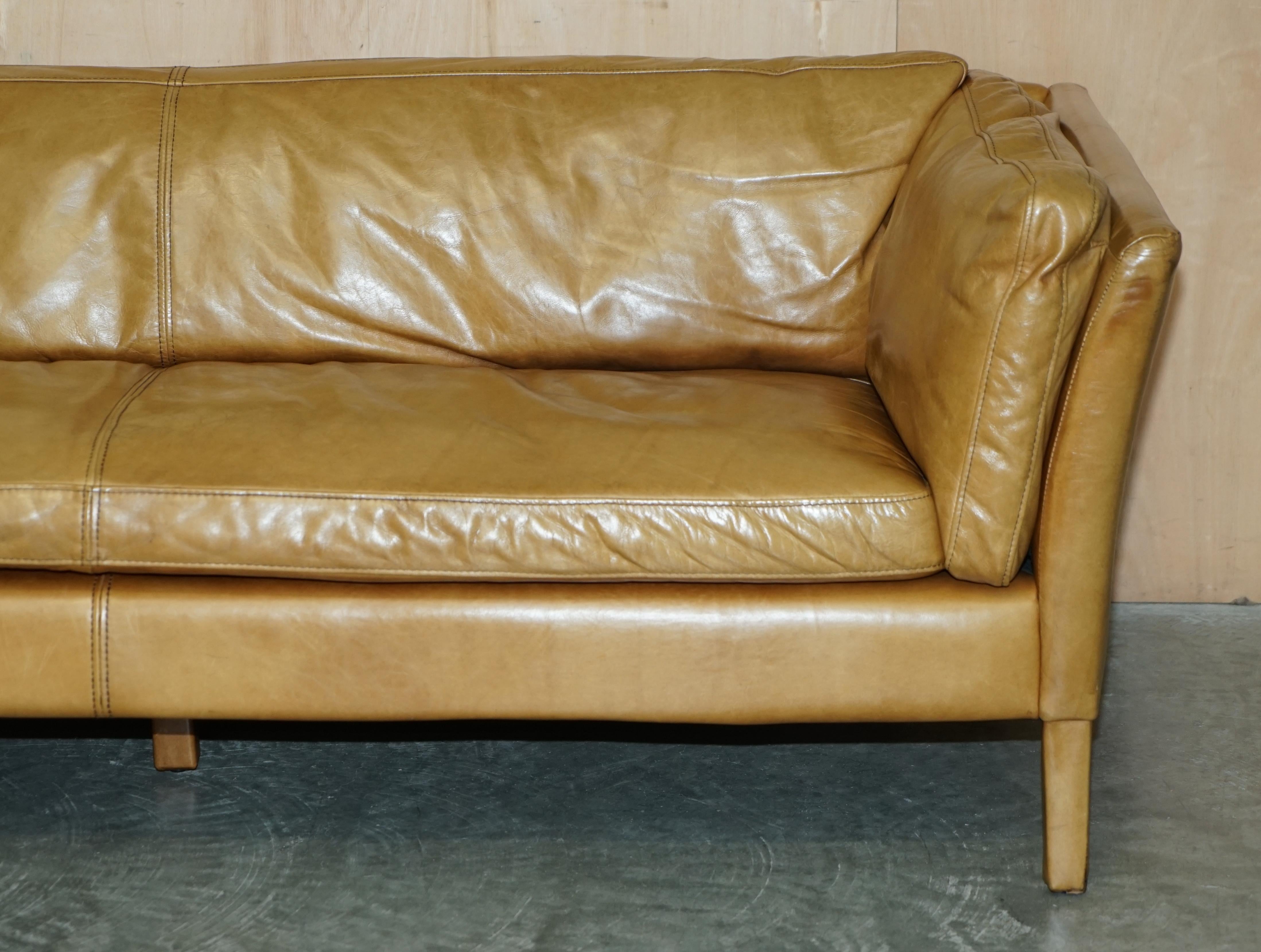 STYLiSH SUPER COMFORTABLE LARGE HALO GROUCHO TAN BROWN LEATHER THREE SEAT SOFA In Good Condition In West Sussex, Pulborough