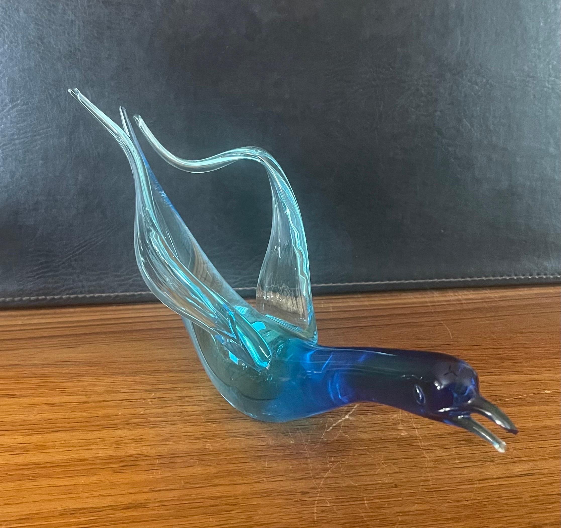 Élégante sculpture en verre d'art en forme de cygne nageur, réalisée par Murano Glass, vers les années 1980. La pièce a une merveilleuse couleur bleue profonde et est en très bon état, sans éclats ni fissures (quelques rayures sur la face