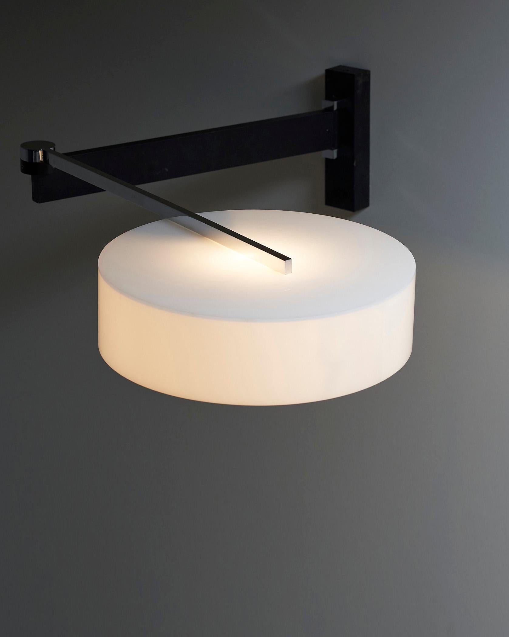 Die Swivel Arm Wall Lamp von Cosack ist eine atemberaubende und elegante Beleuchtungslösung, die Stil und Funktionalität vereint. Diese Wandleuchte besticht durch ihr raffiniertes Design, das jede Einrichtung aufwertet.

Die Leuchte ist mit zwei