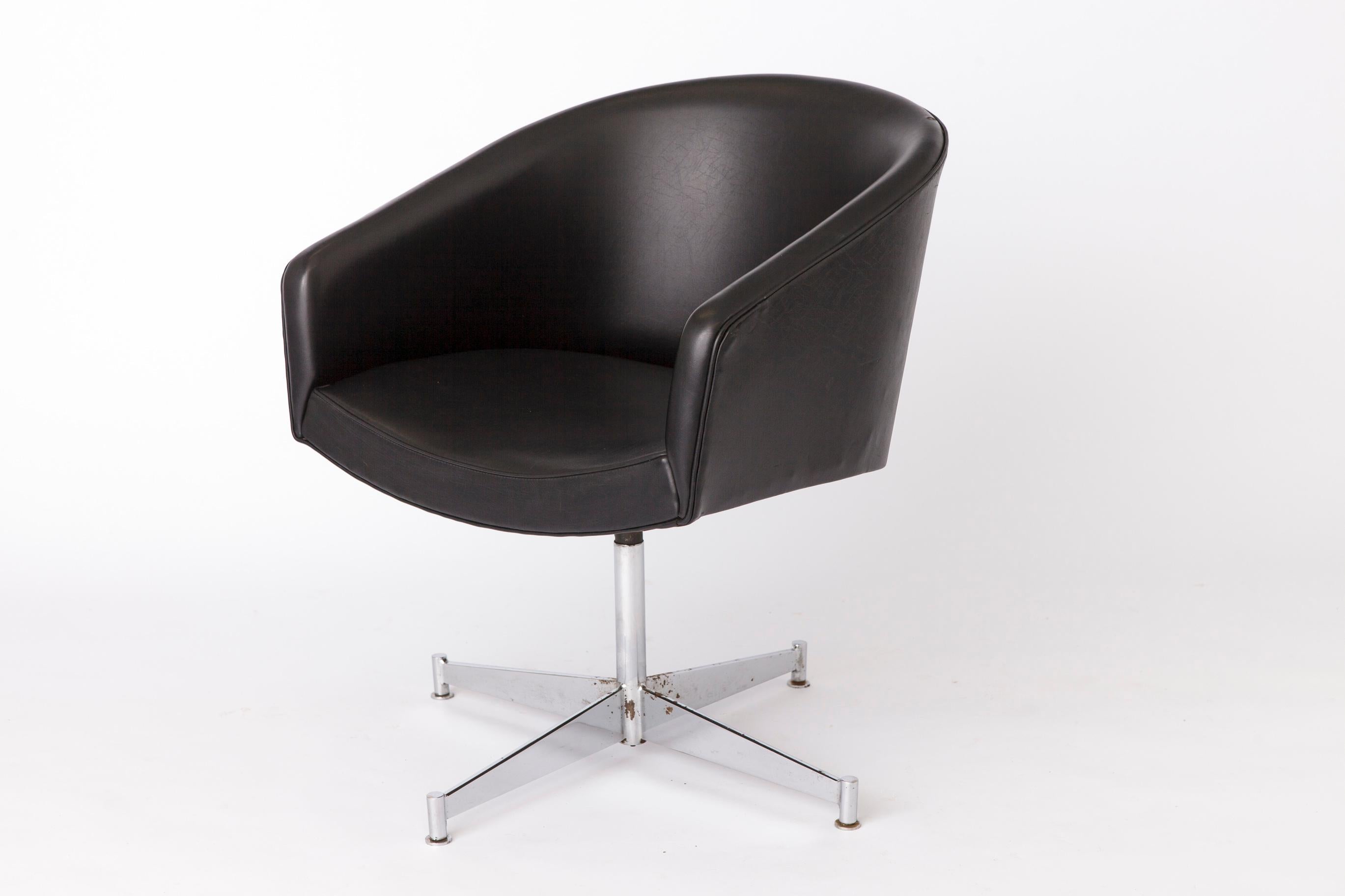 Stylish Swivel Chair by Thonet, Austria. 

This elegant swivel chair from the renowned manufacturer Thonet combines functionality with timeless design.

Features:
Construction: Sturdy structure built for durability.
Upholstery: The seat is