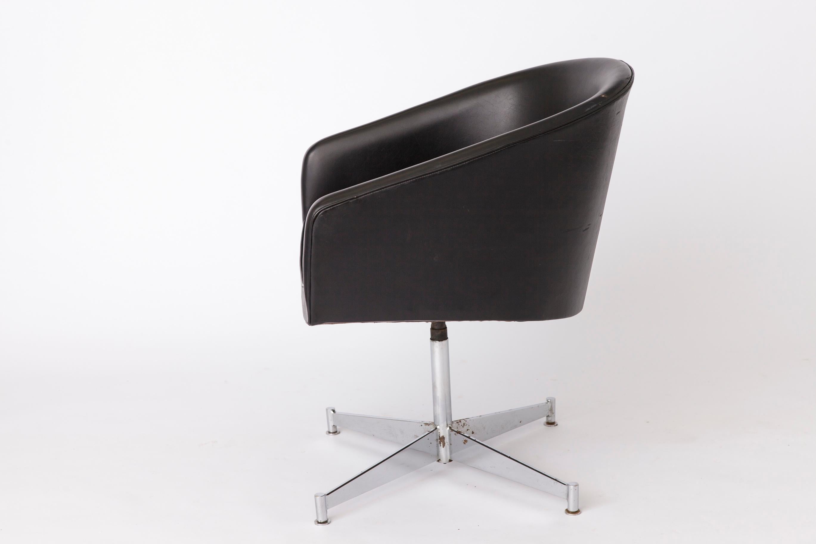 Mid-Century Modern Stylish Swivel Chair by Thonet 1980s Austria For Sale