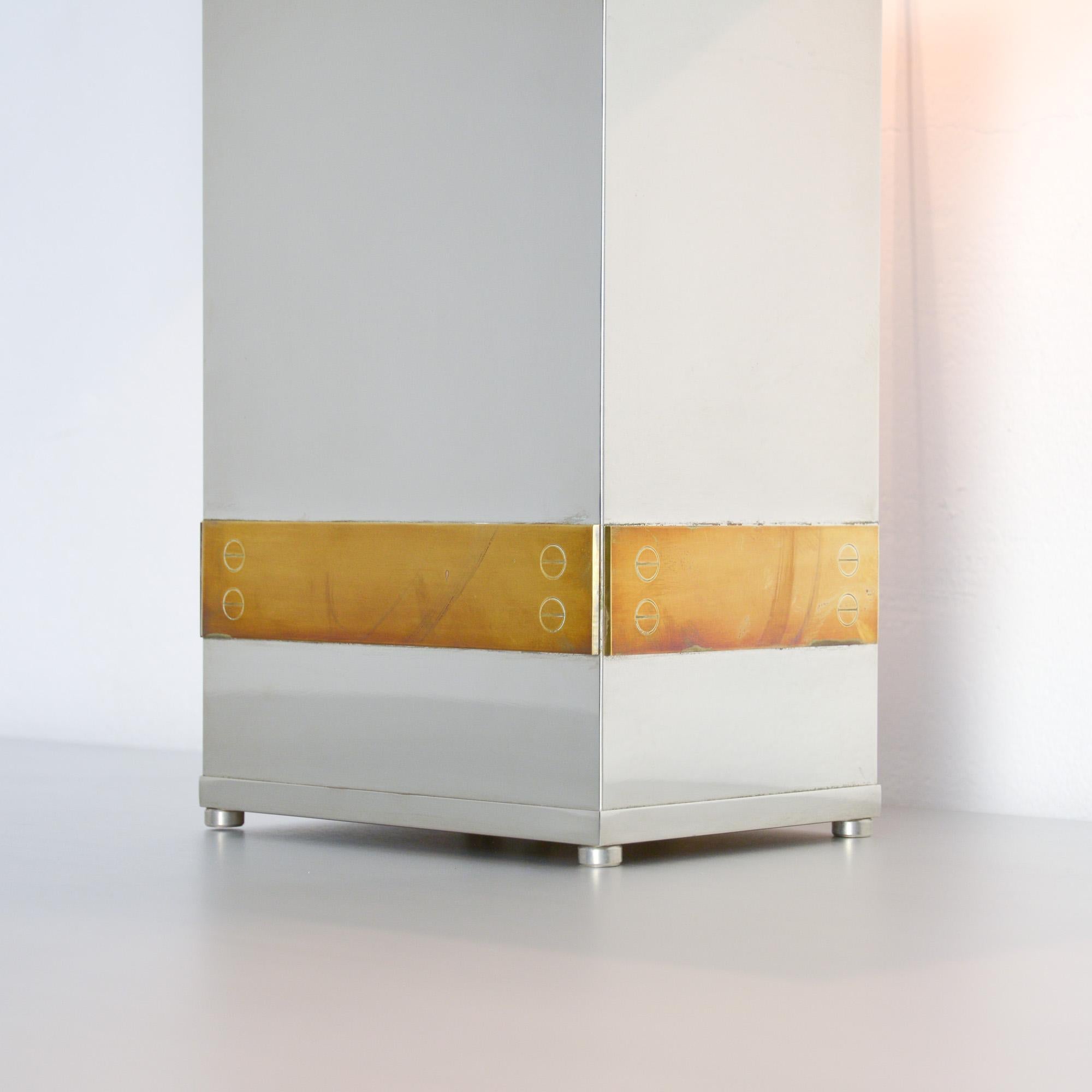 Laiton Lampe de table élégante de Tommaso Barbi en vente