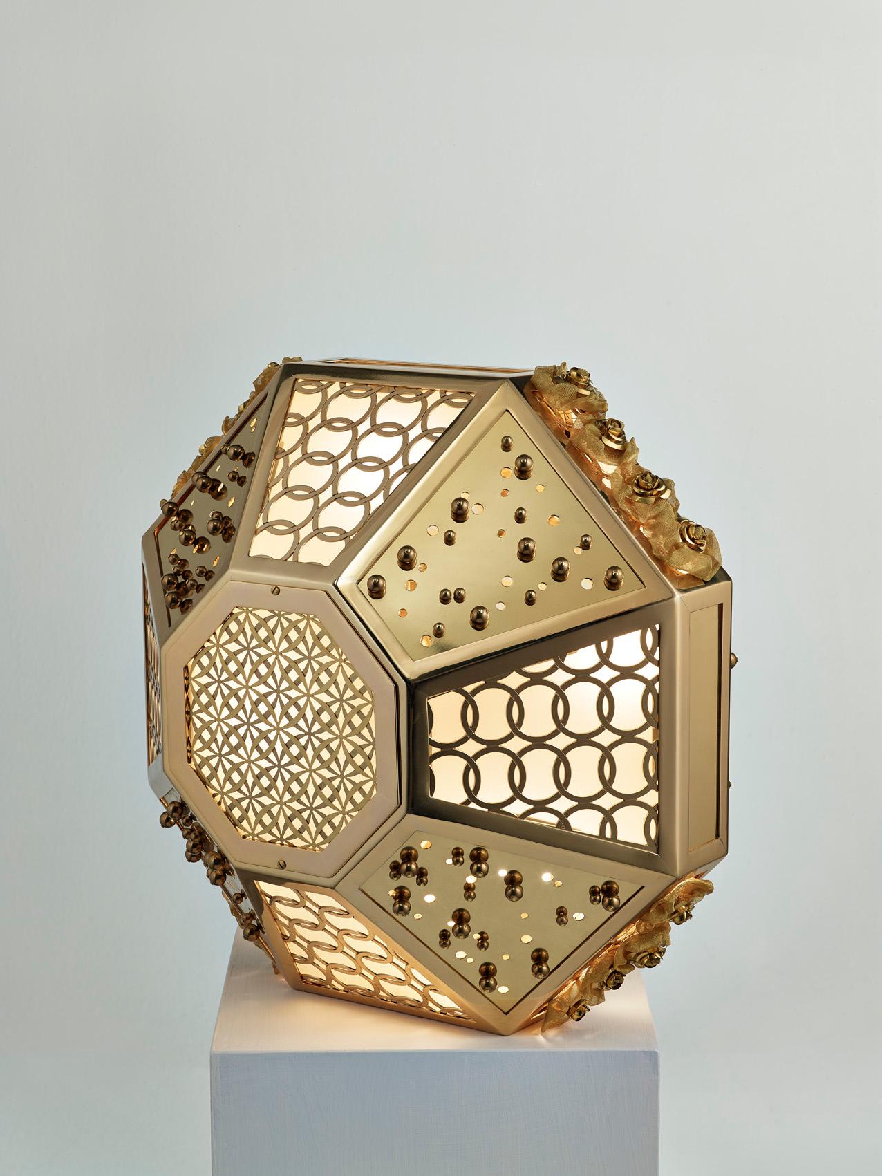 Stilvolle Tischlampe mit Rahmen aus Metallnetz und dekorativer Einlage aus Messing (Italienisch) im Angebot