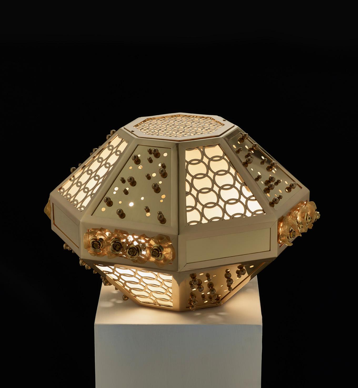 Stilvolle Tischlampe mit Rahmen aus Metallnetz und dekorativer Einlage aus Messing im Zustand „Neu“ im Angebot in London, GB