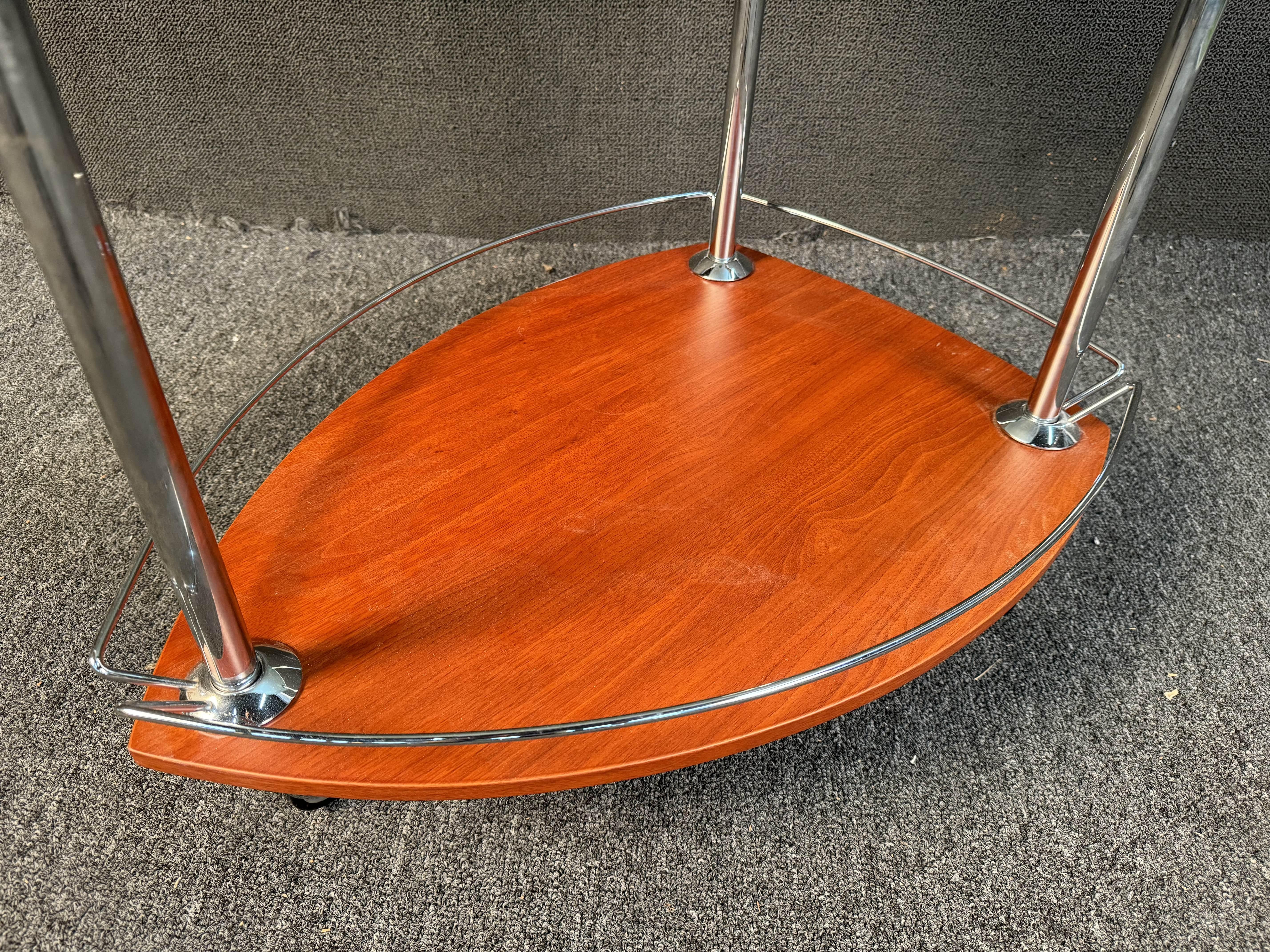 Stylish Tempered Glass Bar Cart In Good Condition In Brooklyn, NY