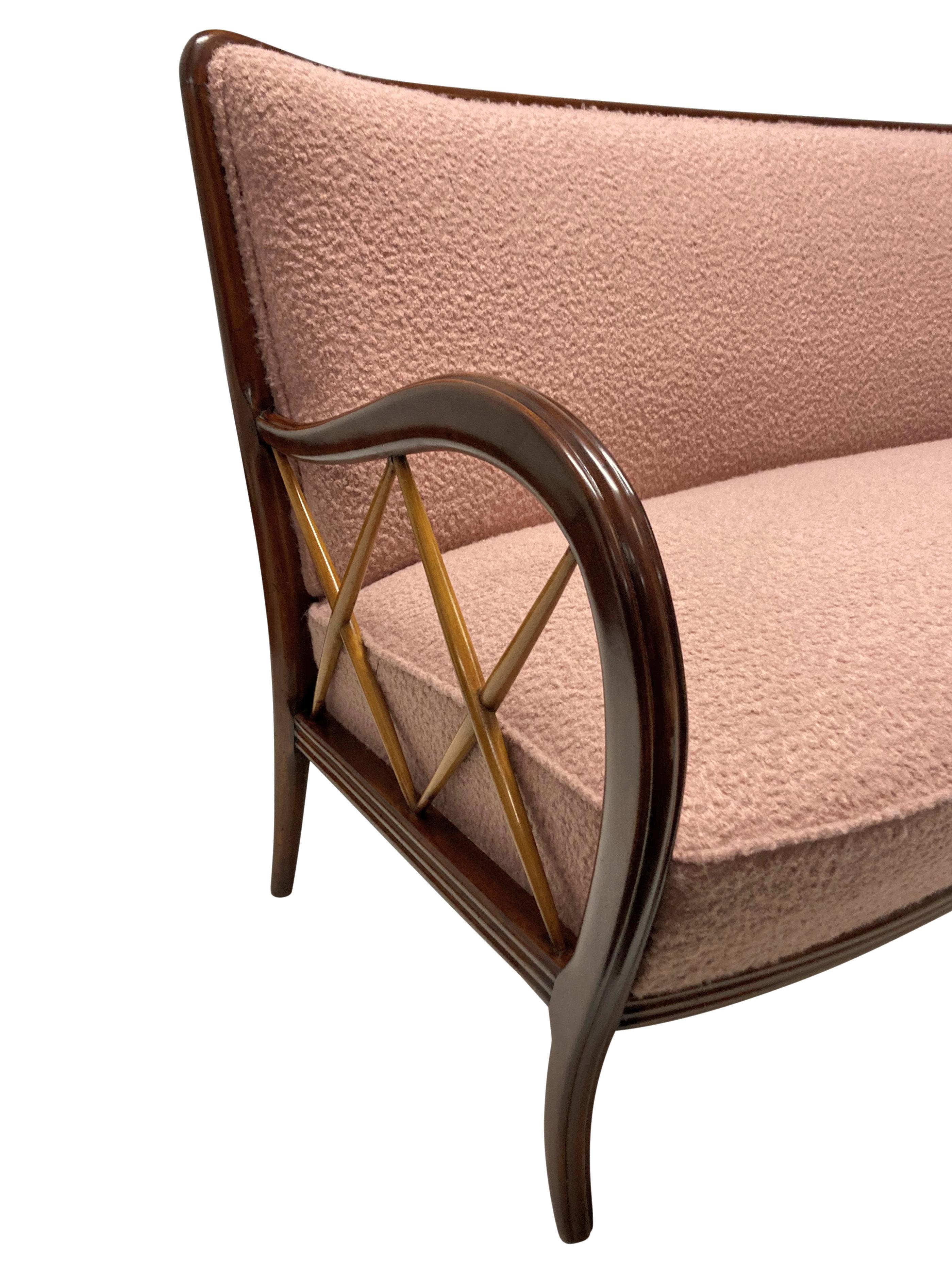 Stilvolles Dreisitzer-Sofa von Paolo Buffa (Mitte des 20. Jahrhunderts) im Angebot