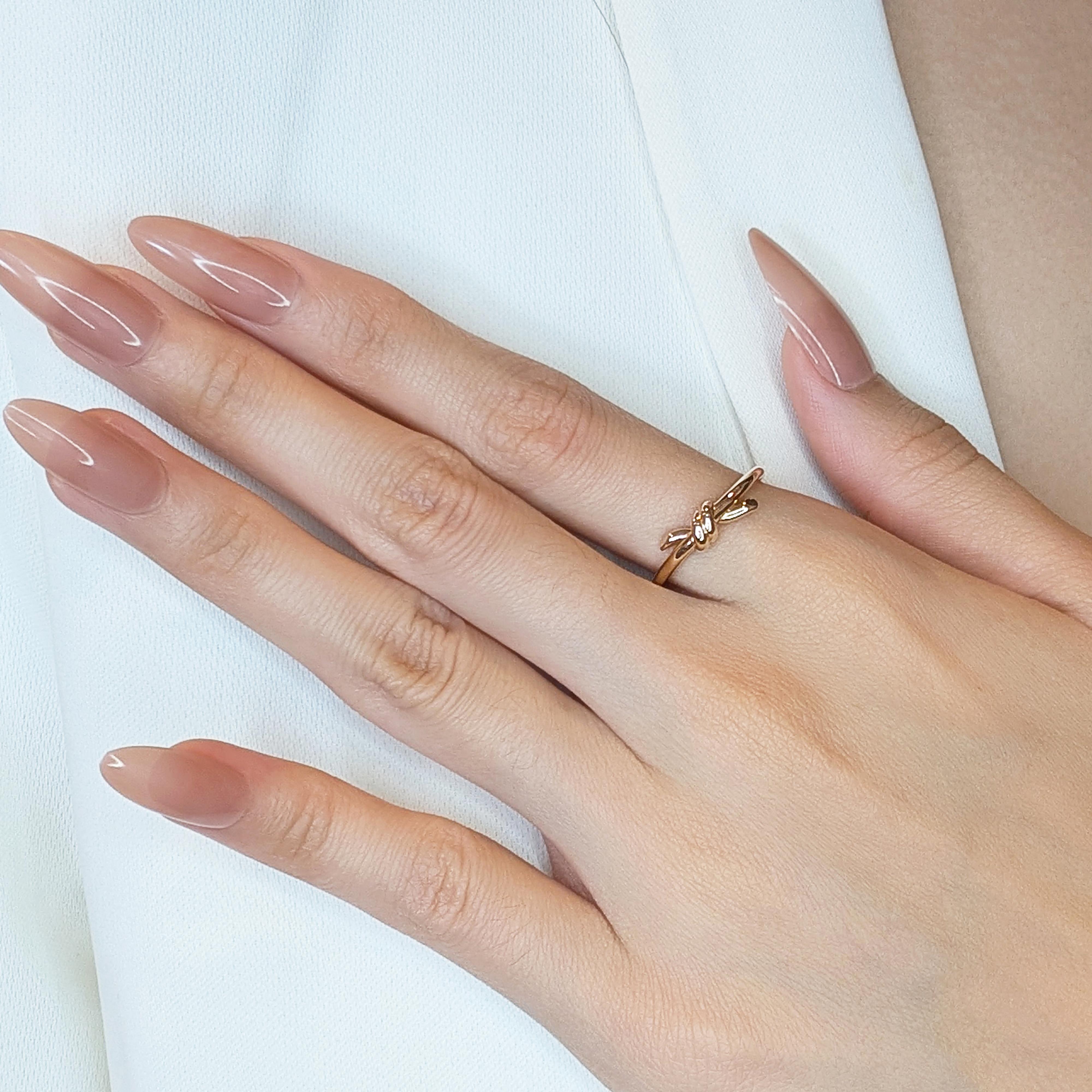 Sleek and alluring, this unworn Tiffany & Co. ring is crafted from fine 18K yellow gold. Weighing 3.51g, it exemplifies understated elegance. Sized at 55 EU / 16 HK, it comes with an invoice and a stylish box. Its timeless design speaks for