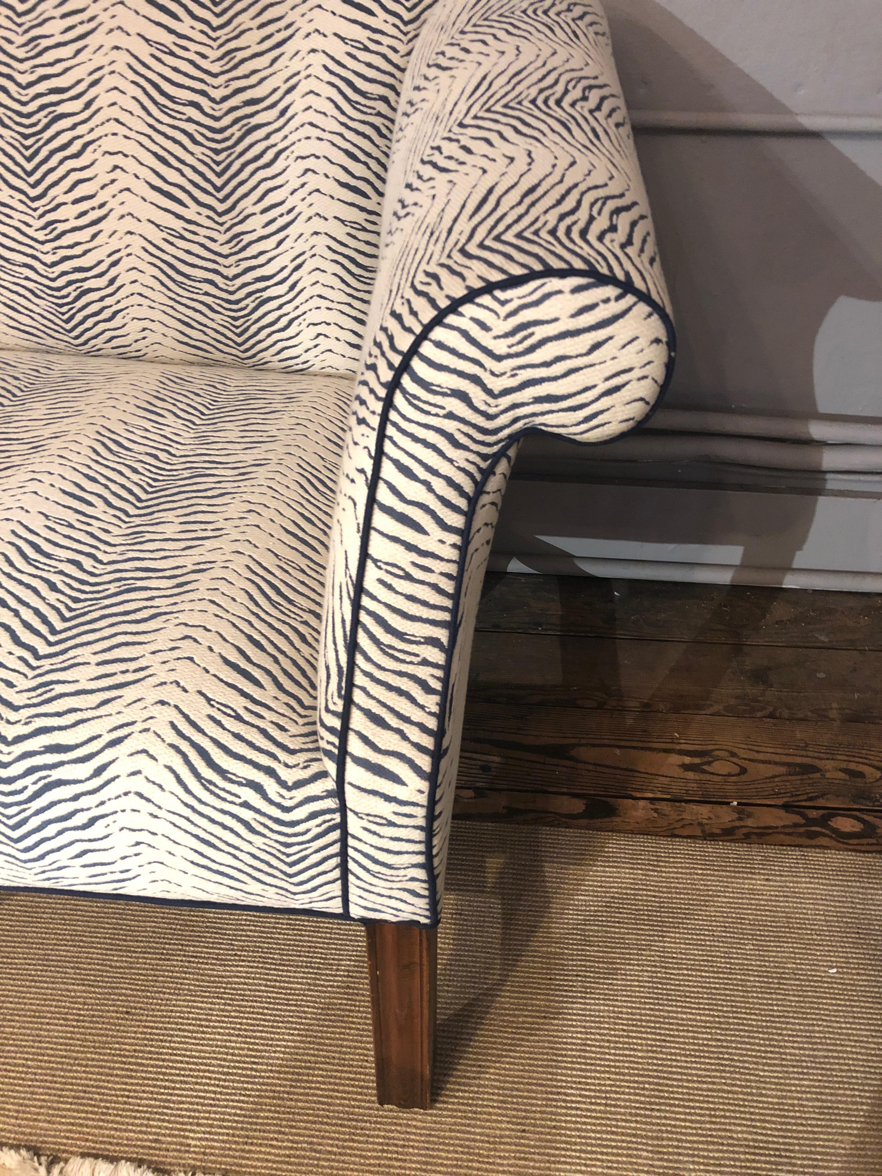 Stilvolles gepolstertes Camelback Loveseat mit Mahagoni-Beinen (amerikanisch)