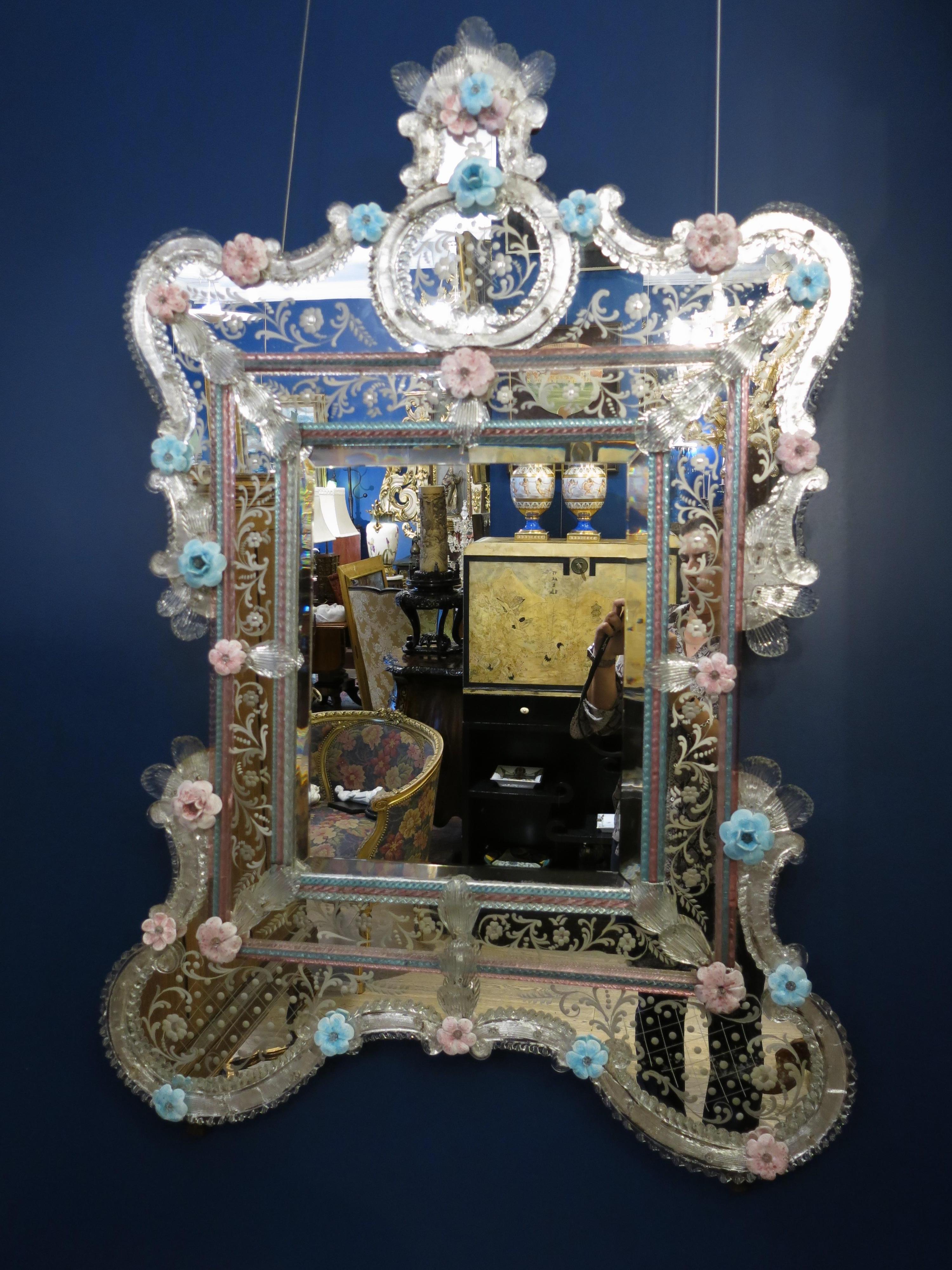 Stylish Venetian Murano Glass Wall Mirror, Circa 1910 In Good Condition For Sale In CABA, AR