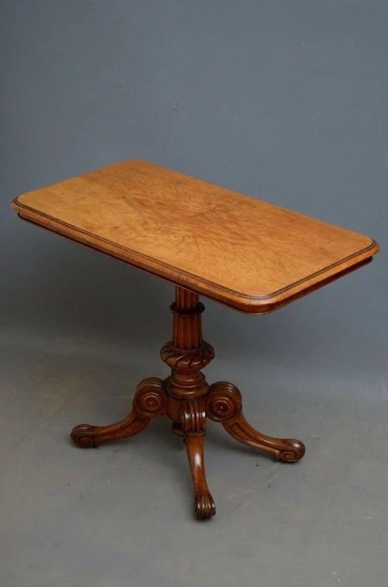 K0166 Un tavolo vittoriano in quercia pollard di ottima qualità e molto elegante, con uno splendido piano in pollard con bordo modellato sollevato da un'elegante colonna con collare intagliato che termina con 4 gambe intagliate e rotelle. Questo