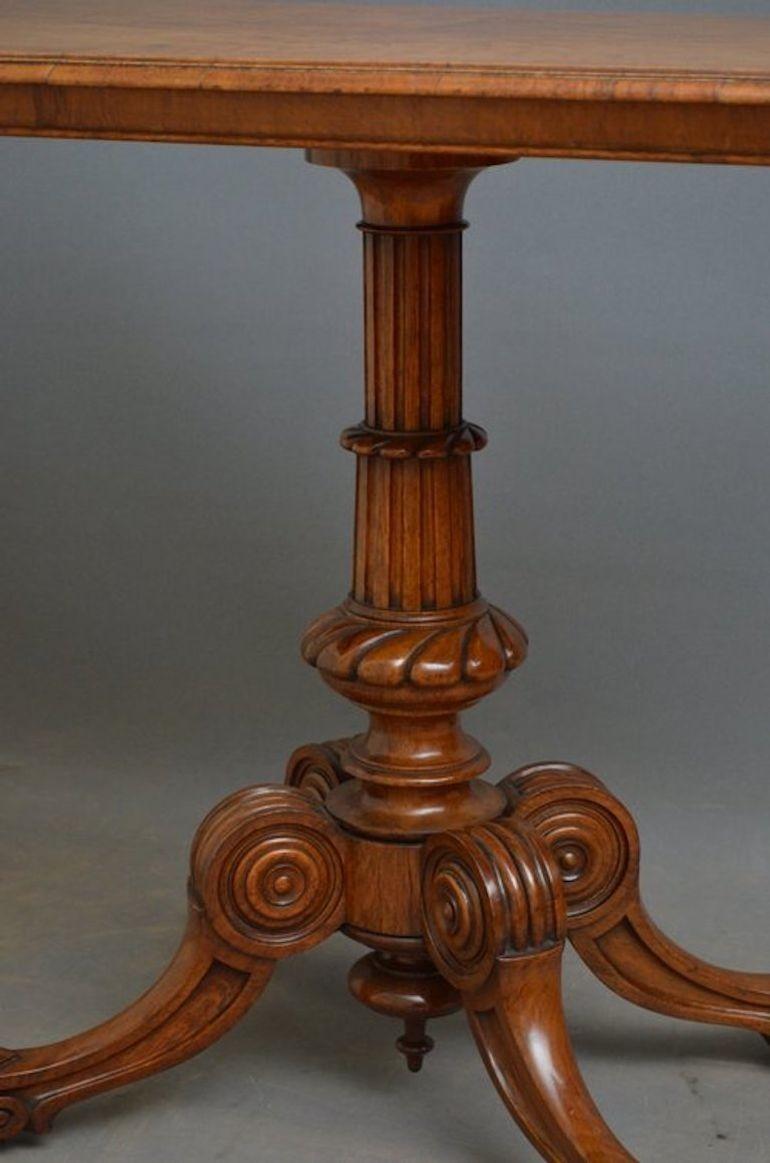 Milieu du XIXe siècle Table d'appoint victorienne élégante en chêne Pollard en vente