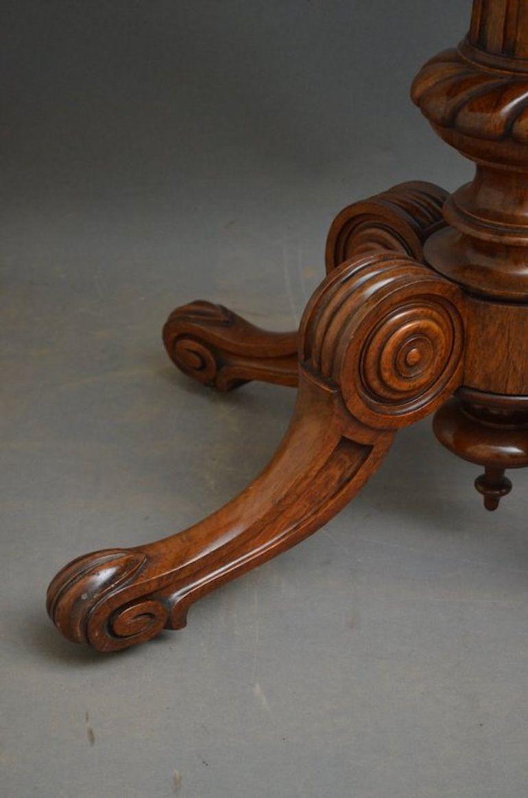Chêne Table d'appoint victorienne élégante en chêne Pollard en vente