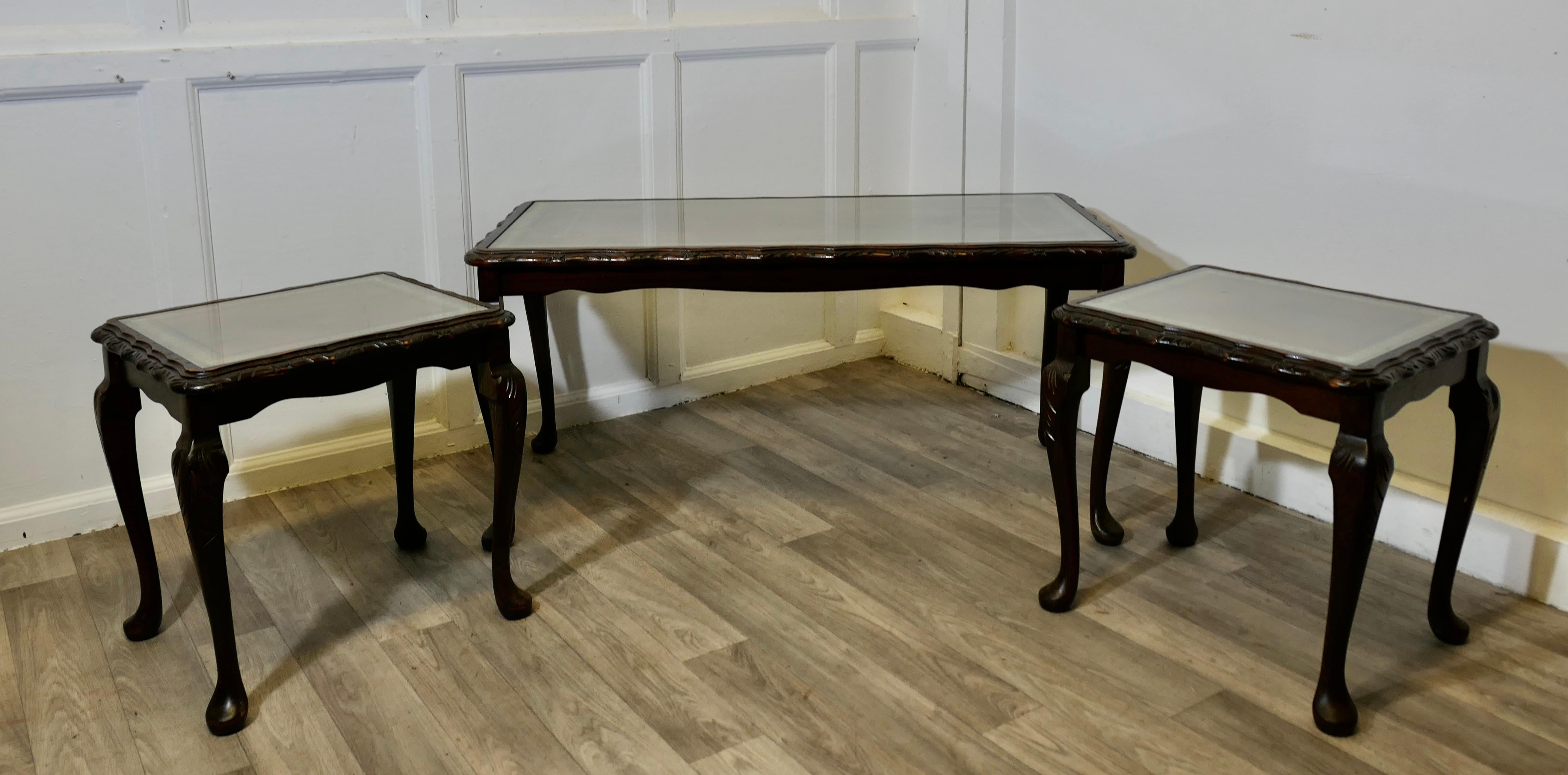 Tables gigognes vintage des années 1950

Il s'agit d'un bel ensemble et d'un design magnifique, une longue table basse et 2 petites tables d'appoint qui se glissent à chaque extrémité, un design intelligent et pratique, toutes les tables sont en bon