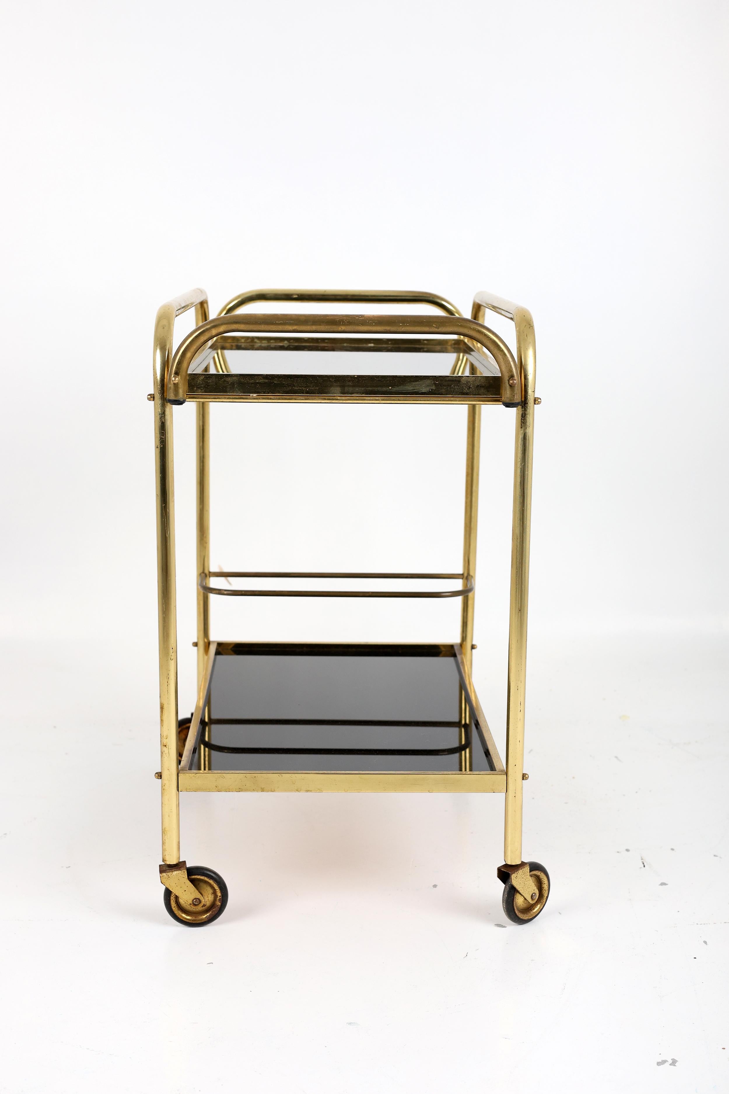 Stylish Vintage Brass and Black Glass Drinks Trolley In Good Condition For Sale In Stahnsdorf, DE
