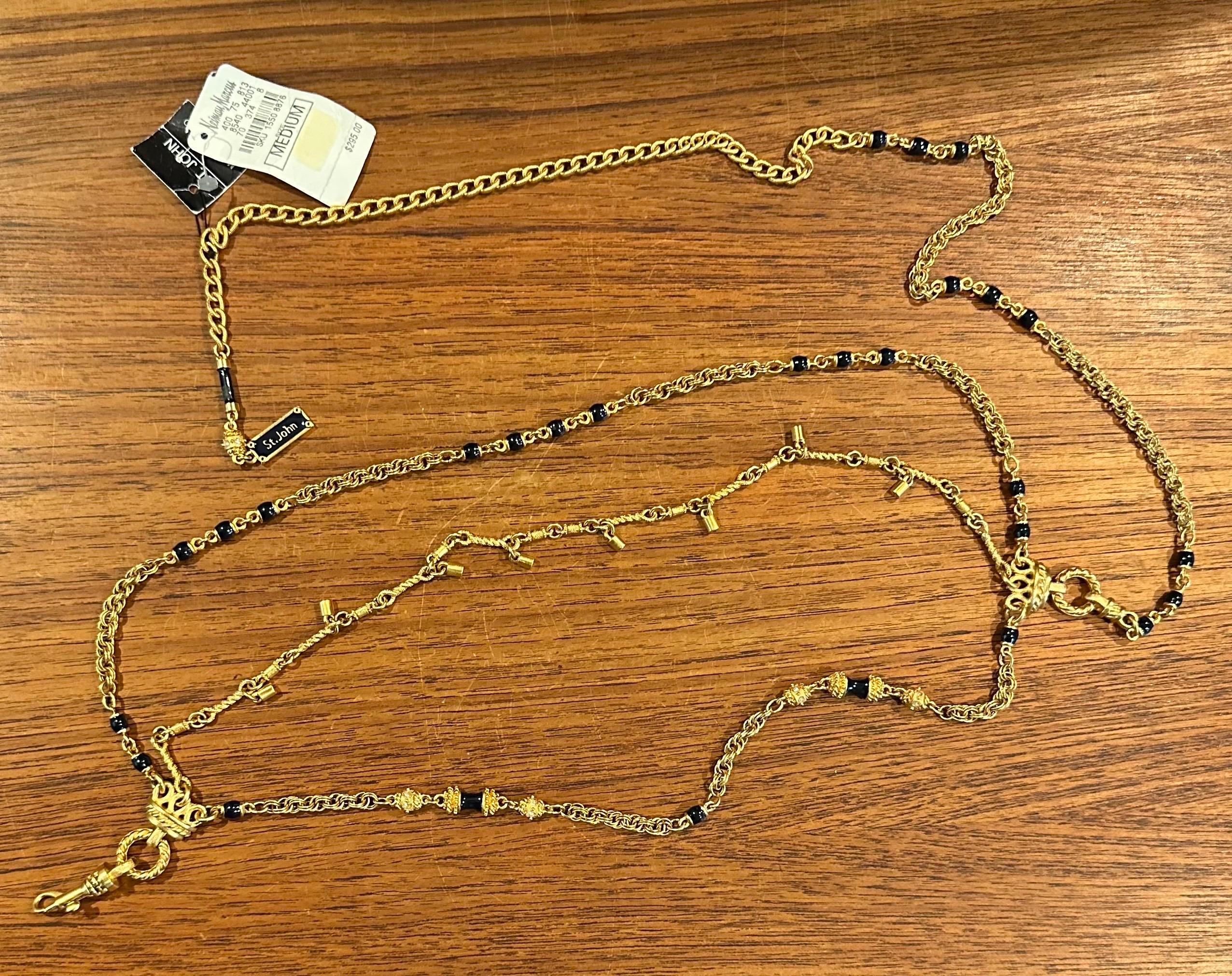 Stilvolle Vintage gebürstet Gold Triple Strand Gürtel mit Swivel Clip von St. John (Metall) im Angebot