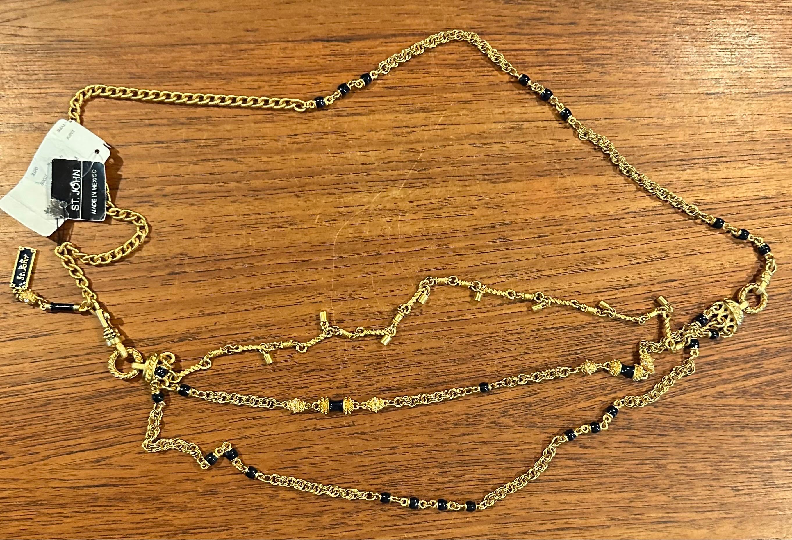 Stilvolle Vintage gebürstet Gold Triple Strand Gürtel mit Swivel Clip von St. John im Angebot 2