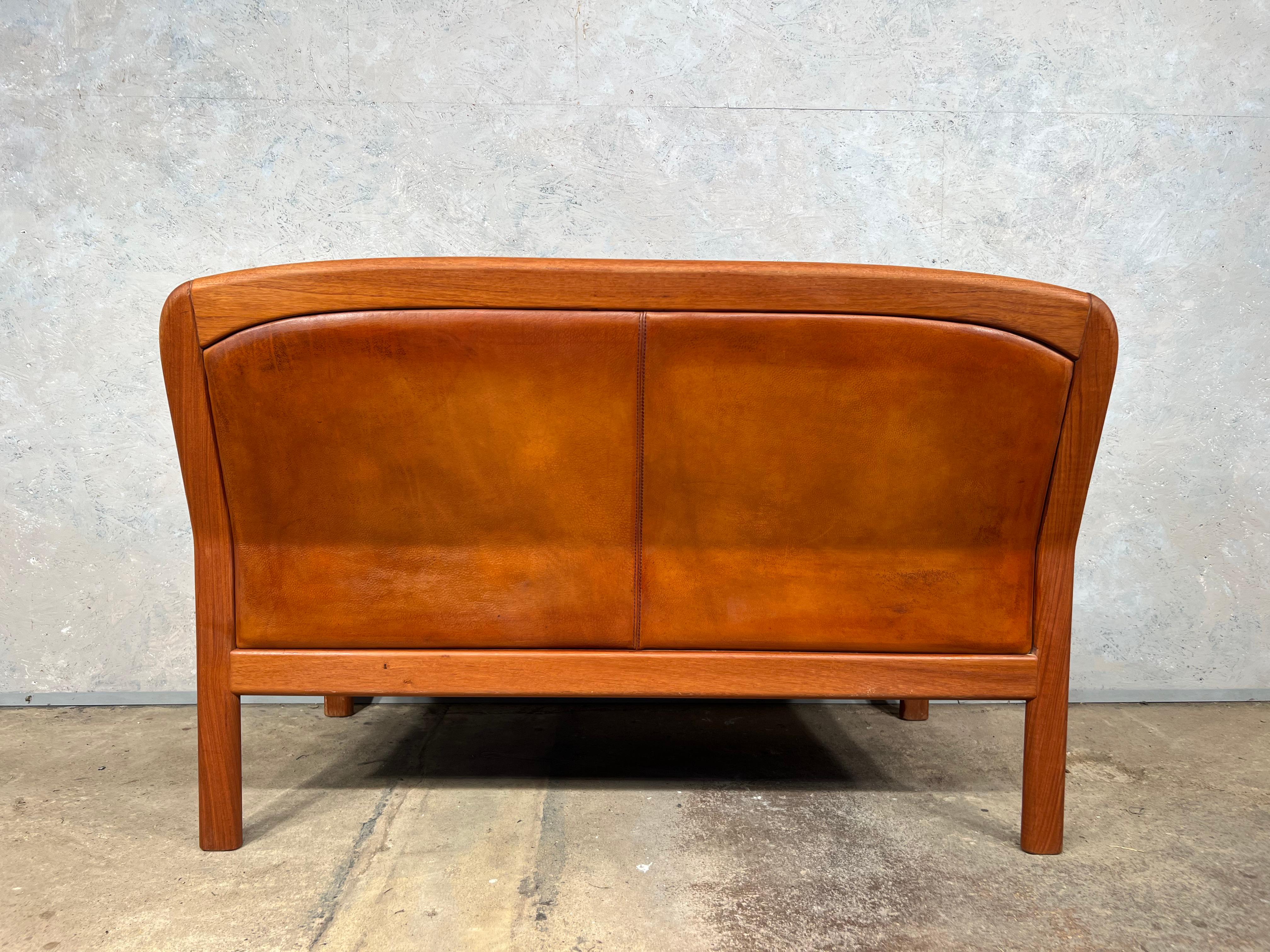 Stylish Vintage Drylund Danish 70 Two Seater Leather Sofa Solid Teak Frame #550 For Sale 4
