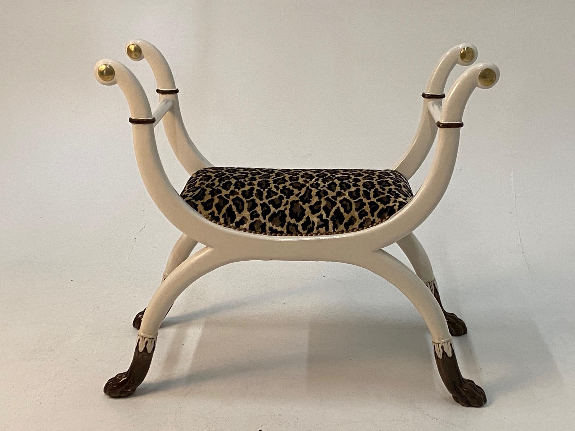 Elegante Banco Vintage Italiano de la Regencia Lacado Blanco y Marrón Chocolate Tapicería en venta