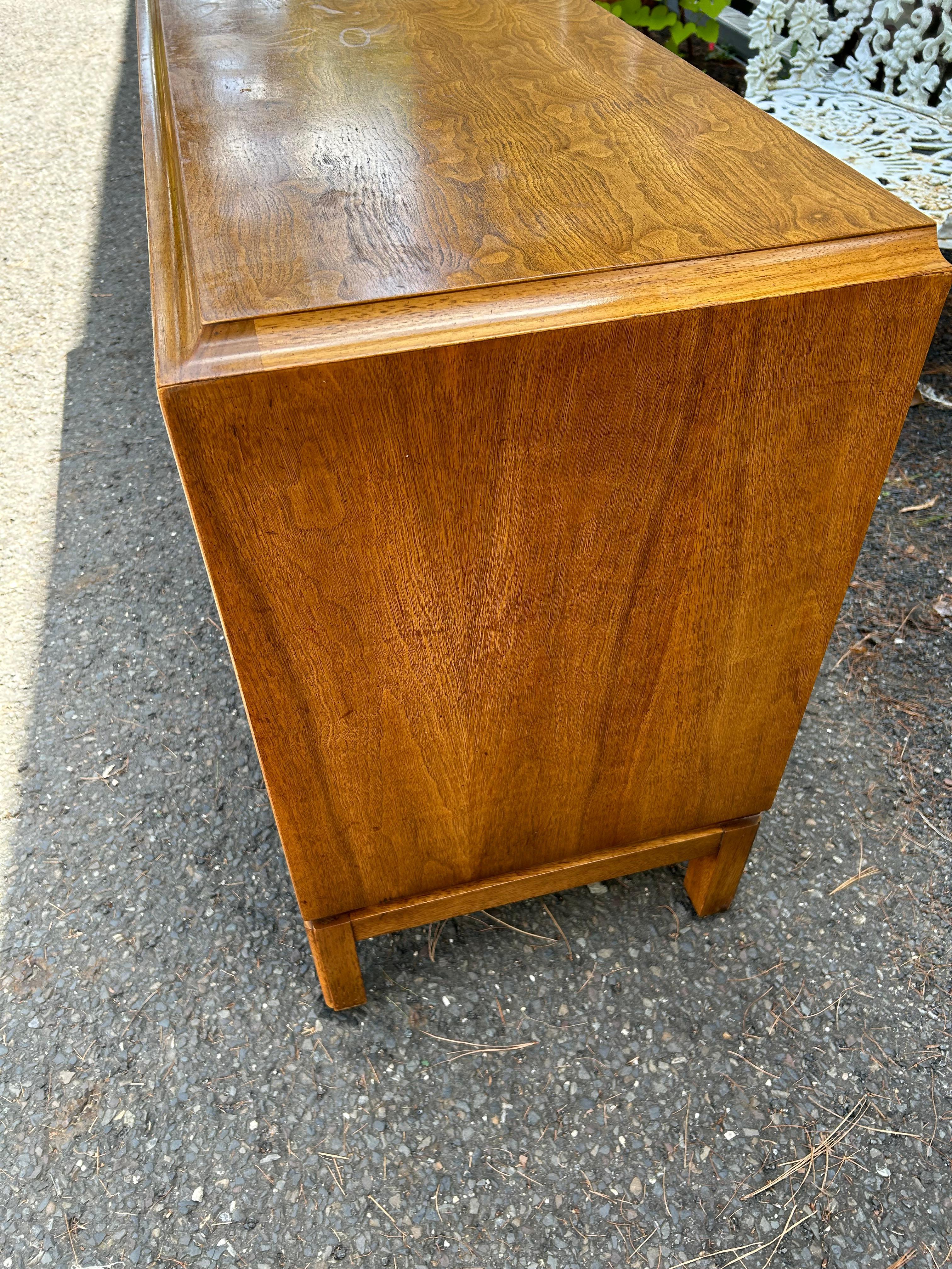 Stylish Vintage Thomasville Burl Wood Drawers Walnut Credenza Mid-Century (Crédence à tiroirs en bois de ronce) en vente 3
