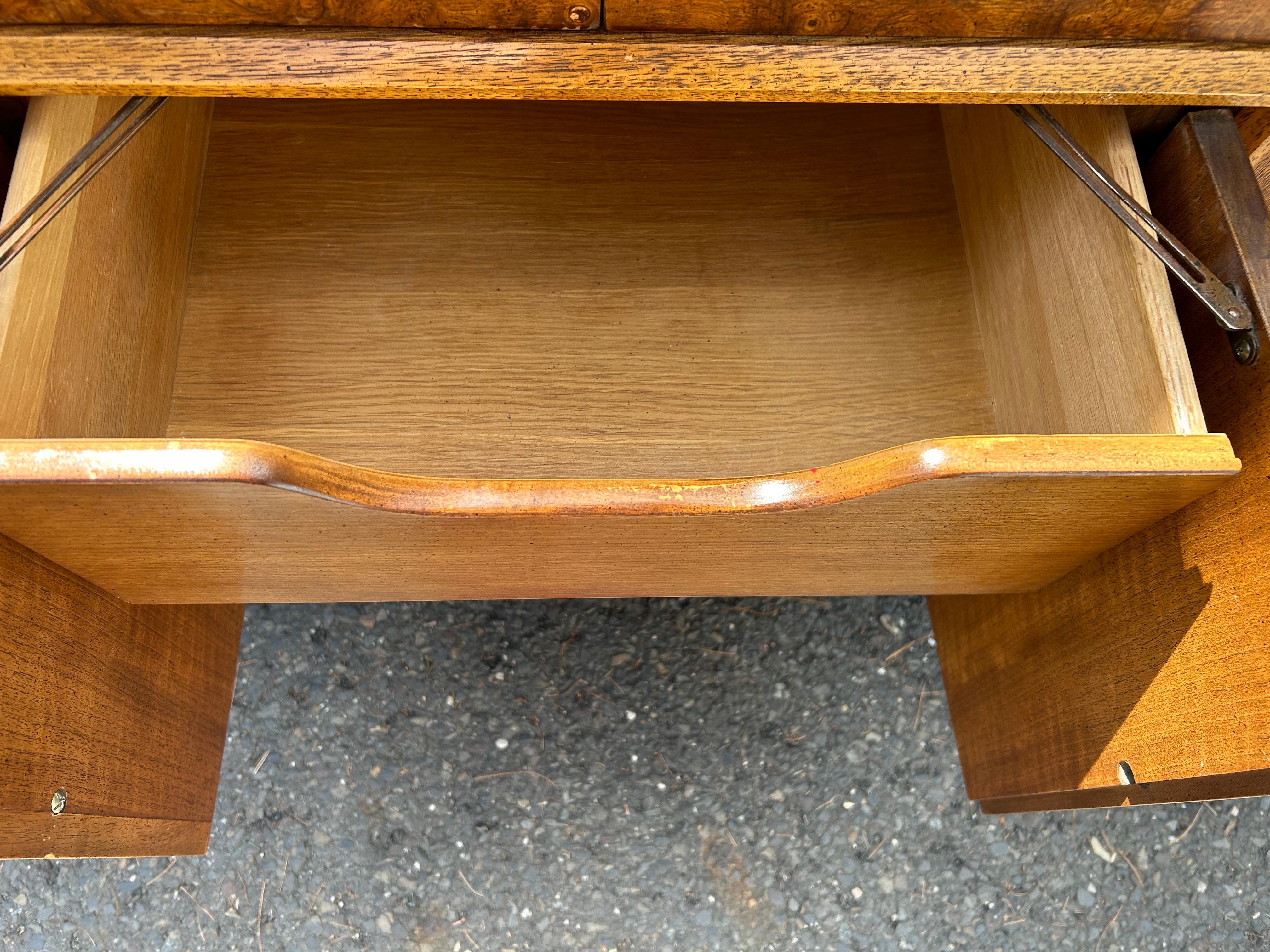 Stylish Vintage Thomasville Burl Wood Drawers Walnut Credenza Mid-Century (Crédence à tiroirs en bois de ronce) en vente 8