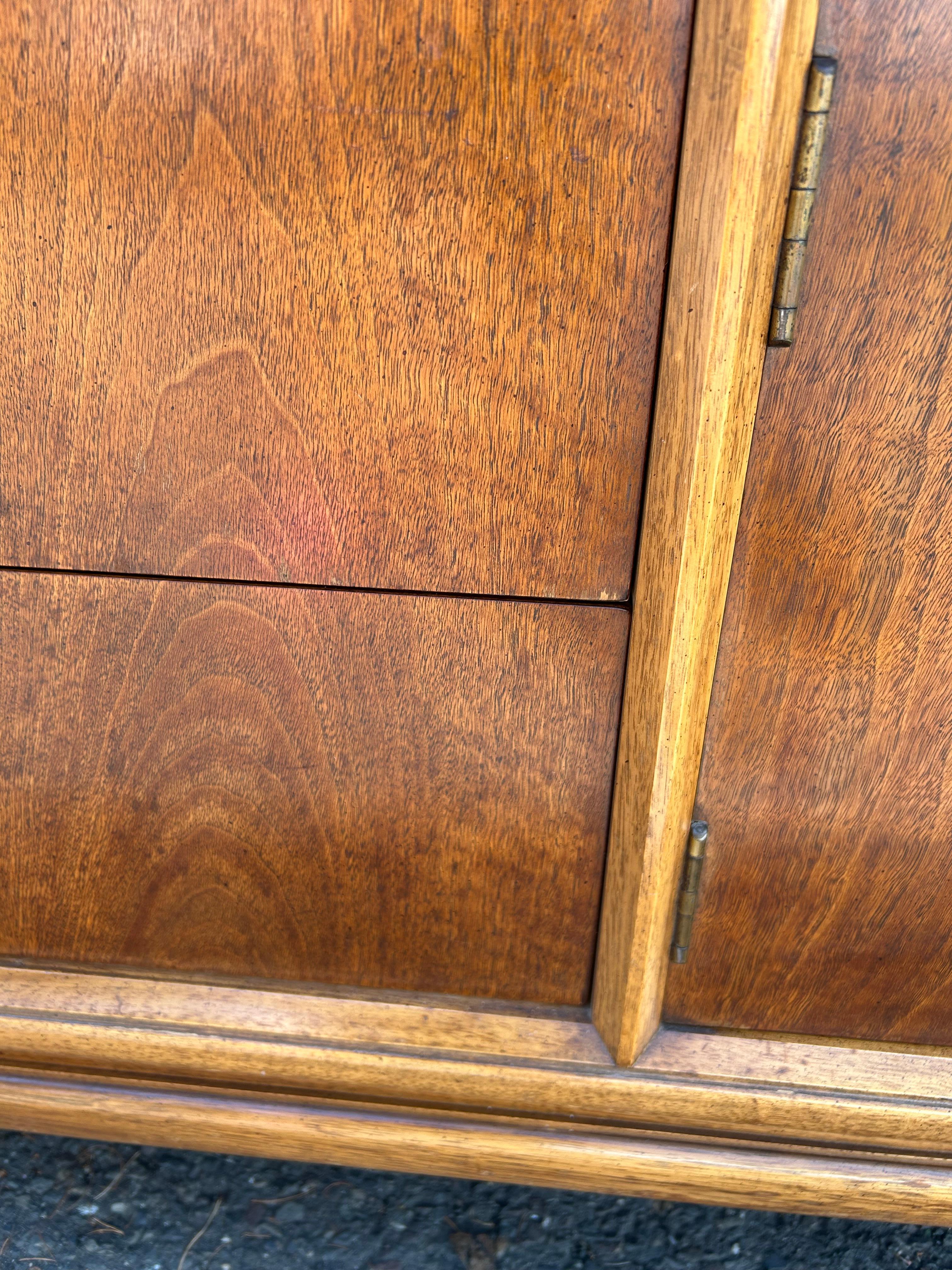Stylish Vintage Thomasville Burl Wood Drawers Walnut Credenza Mid-Century (Crédence à tiroirs en bois de ronce) en vente 11