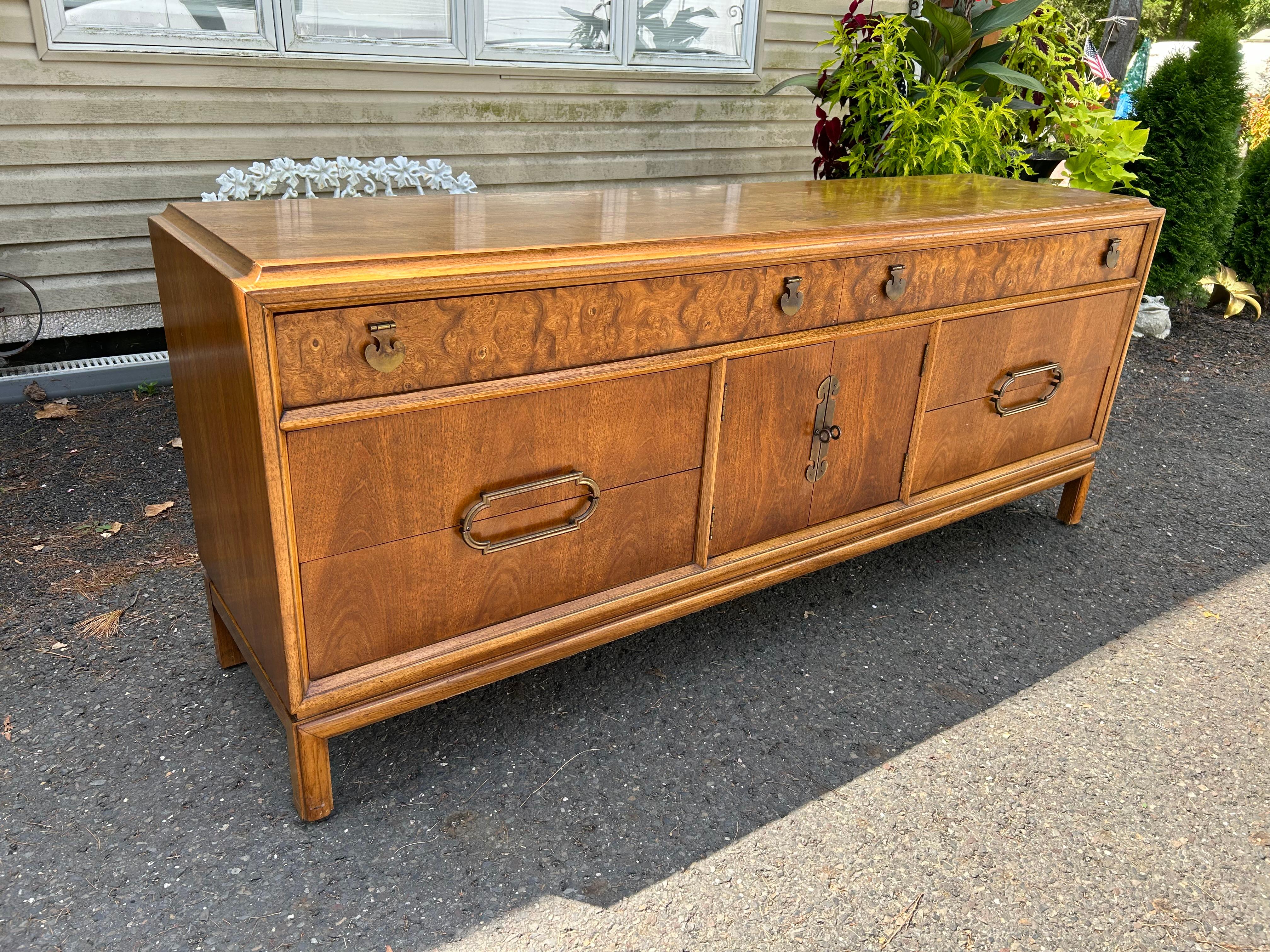 Élégante crédence vintage en ronce de bois et noyer de Thomasville.  Nous aimons le style moderne et classique ainsi que la quincaillerie inhabituelle en laiton patiné.  Cette pièce mesure 31 