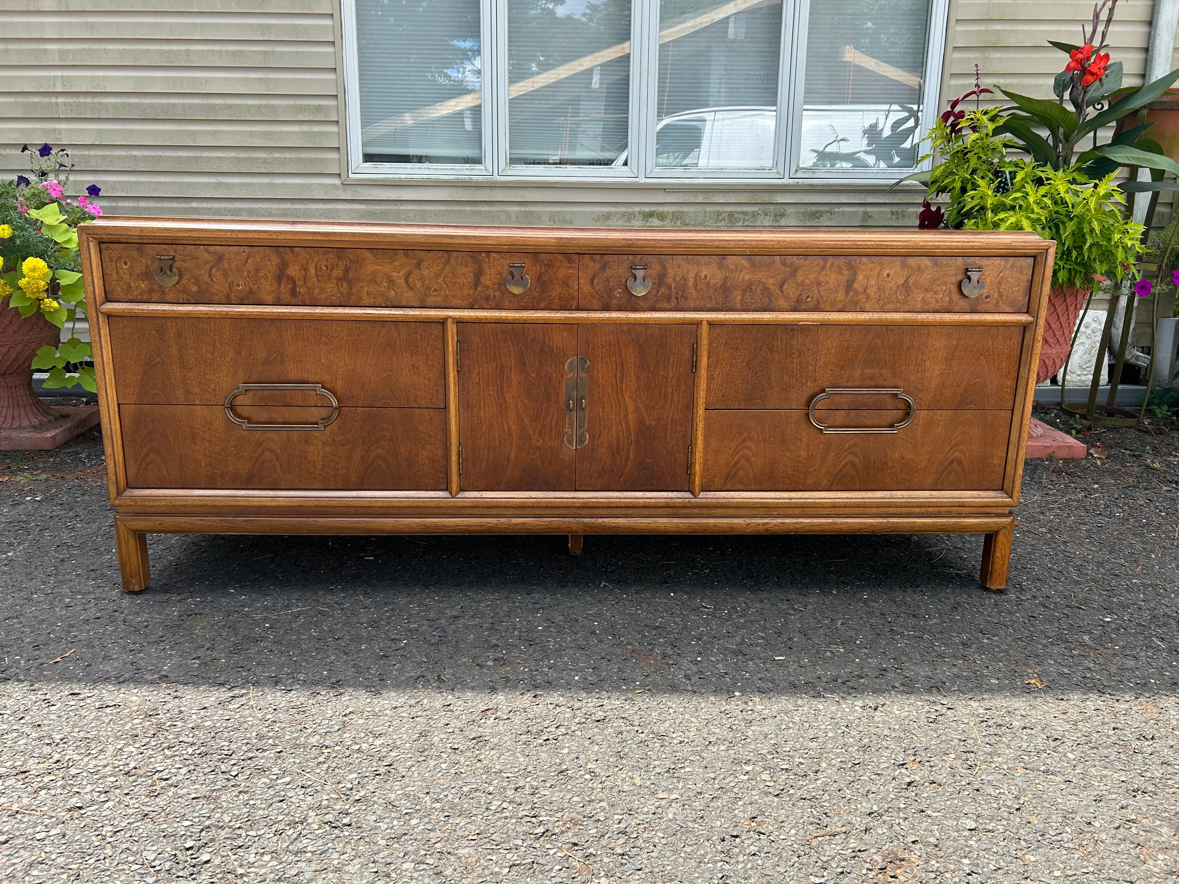 Stylish Vintage Thomasville Burl Wood Drawers Walnut Credenza Mid-Century (Crédence à tiroirs en bois de ronce) en vente 13