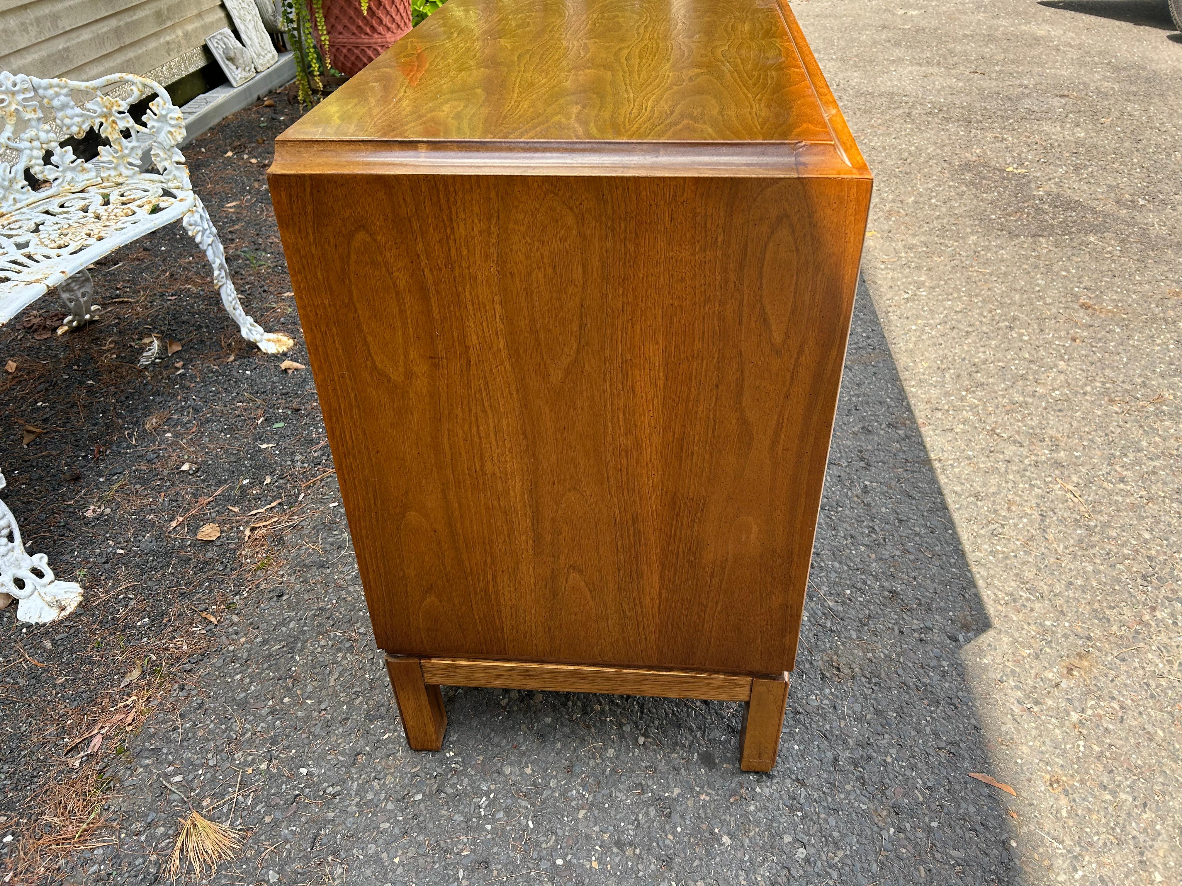 Mid-Century Modern Stylish Vintage Thomasville Burl Wood Drawers Walnut Credenza Mid-Century (Crédence à tiroirs en bois de ronce) en vente