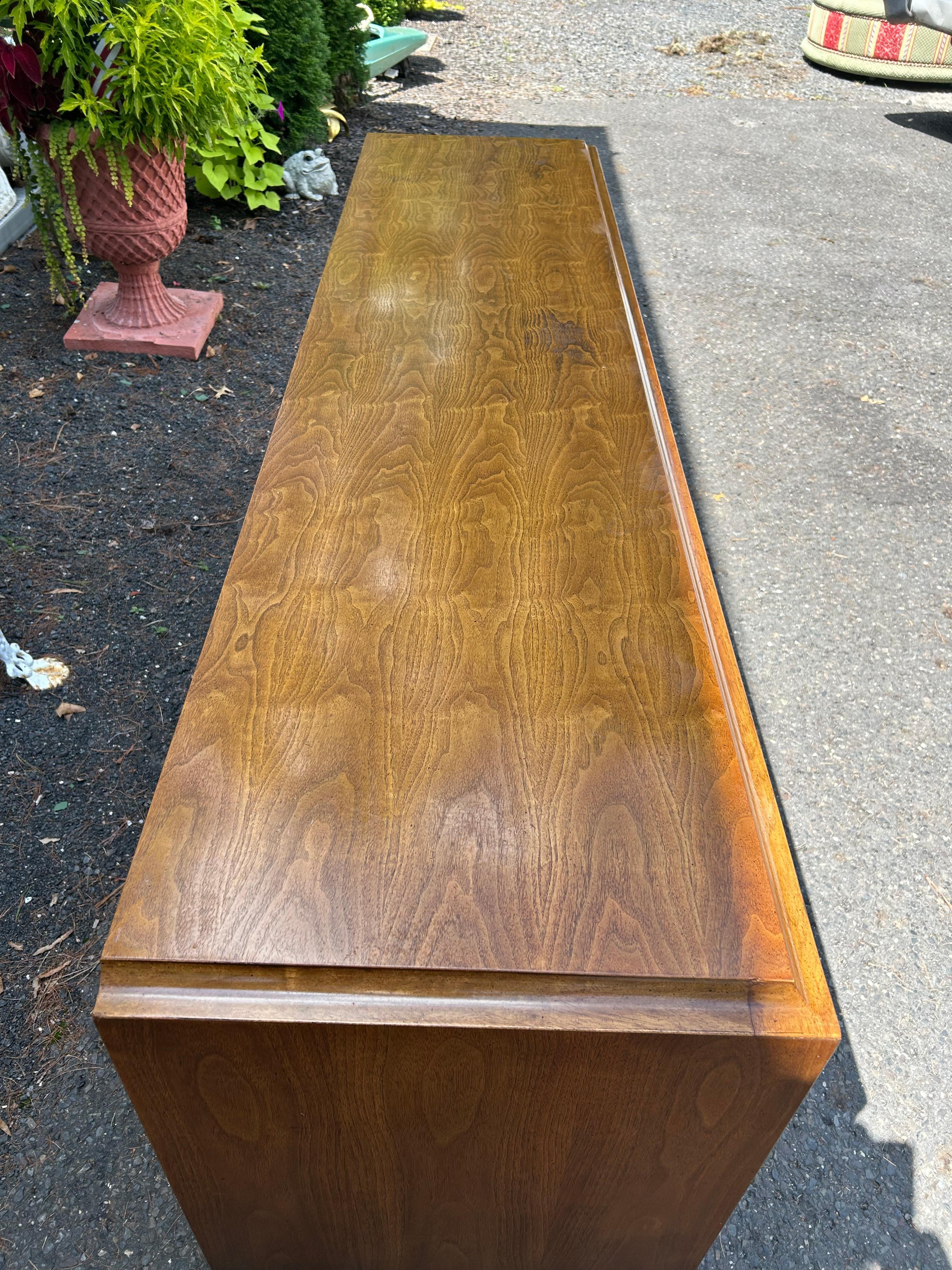 Américain Stylish Vintage Thomasville Burl Wood Drawers Walnut Credenza Mid-Century (Crédence à tiroirs en bois de ronce) en vente