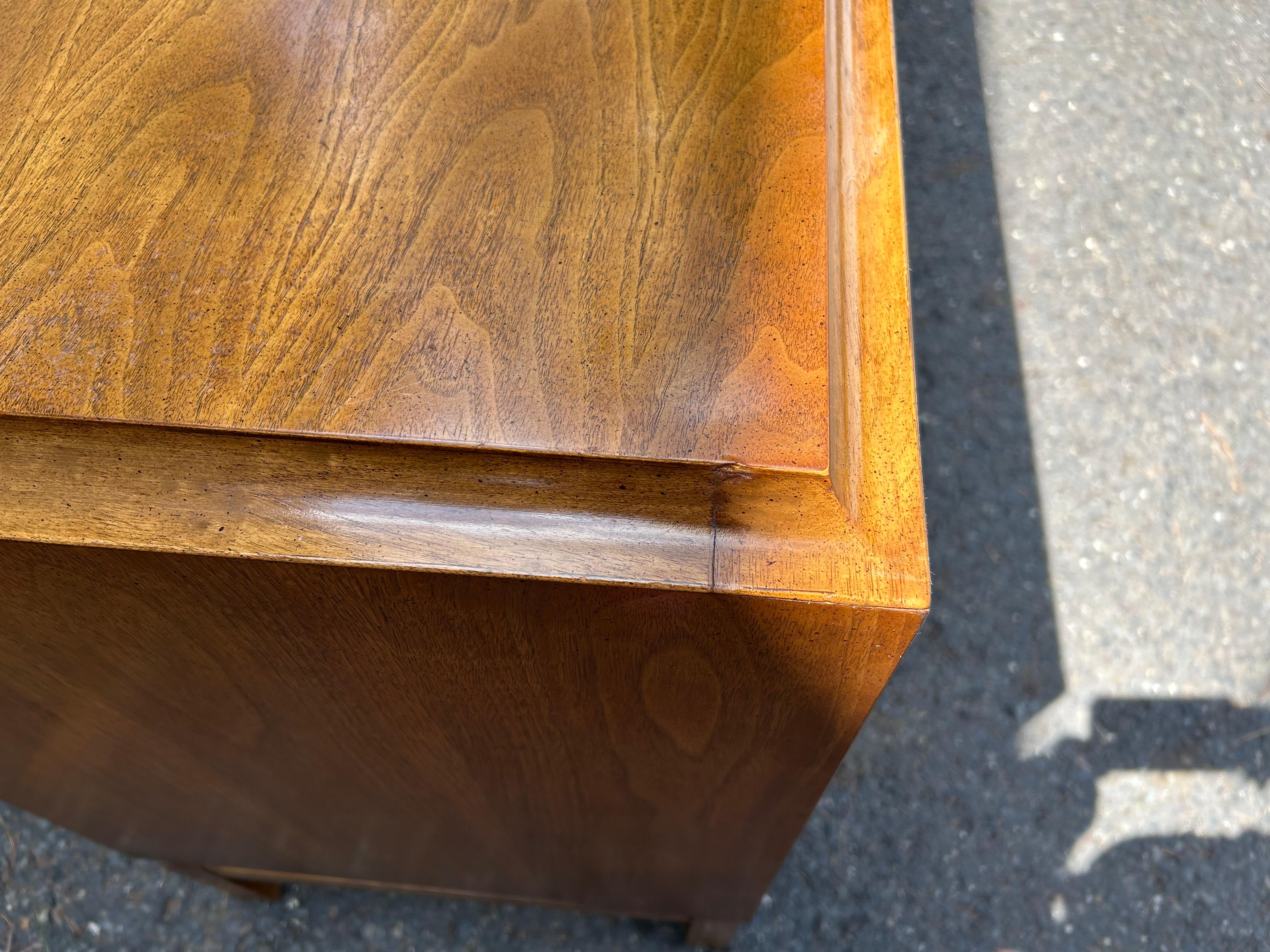 Stylish Vintage Thomasville Burl Wood Drawers Walnut Credenza Mid-Century (Crédence à tiroirs en bois de ronce) Bon état - En vente à Pemberton, NJ