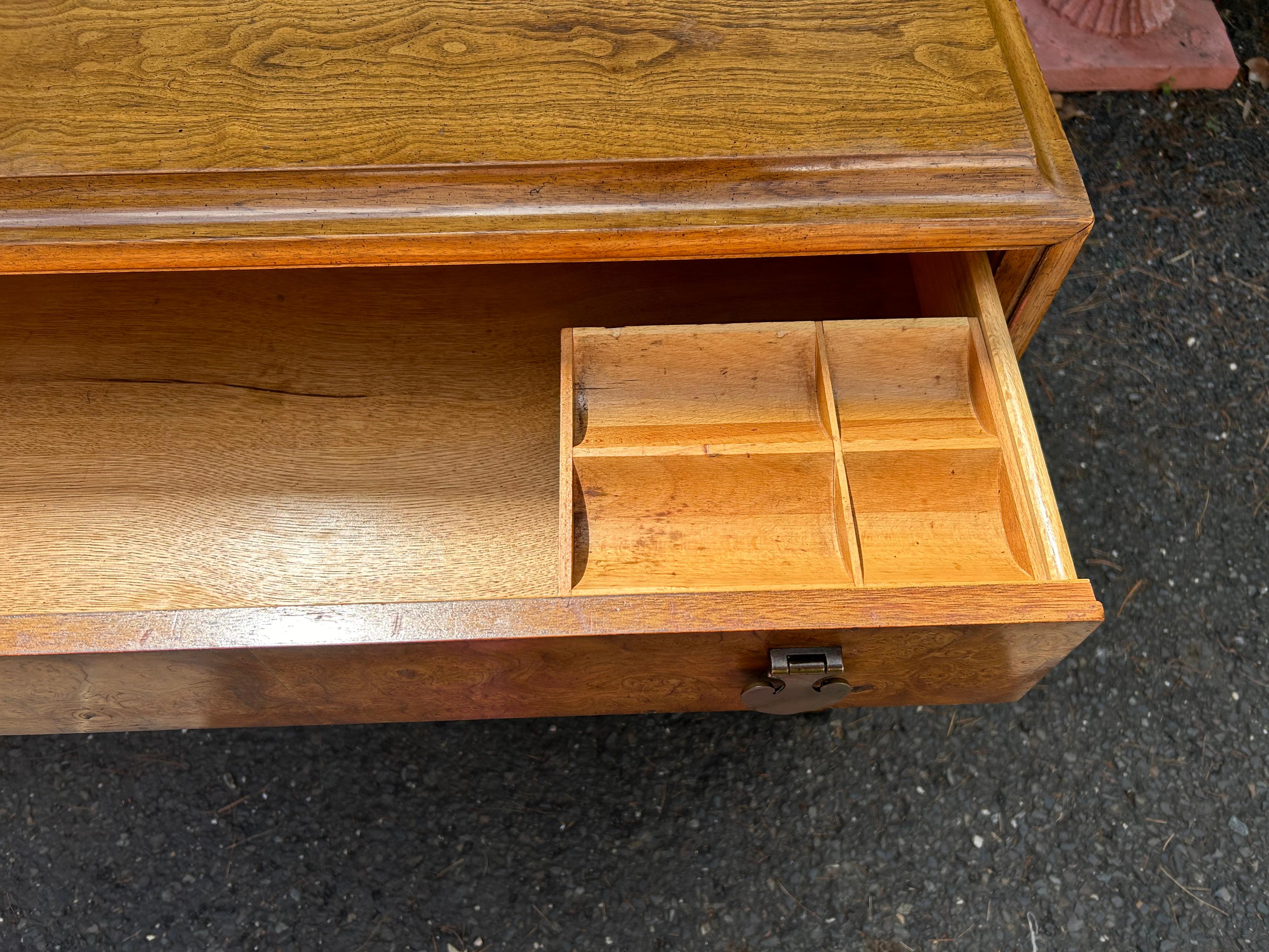 Fin du 20e siècle Stylish Vintage Thomasville Burl Wood Drawers Walnut Credenza Mid-Century (Crédence à tiroirs en bois de ronce) en vente