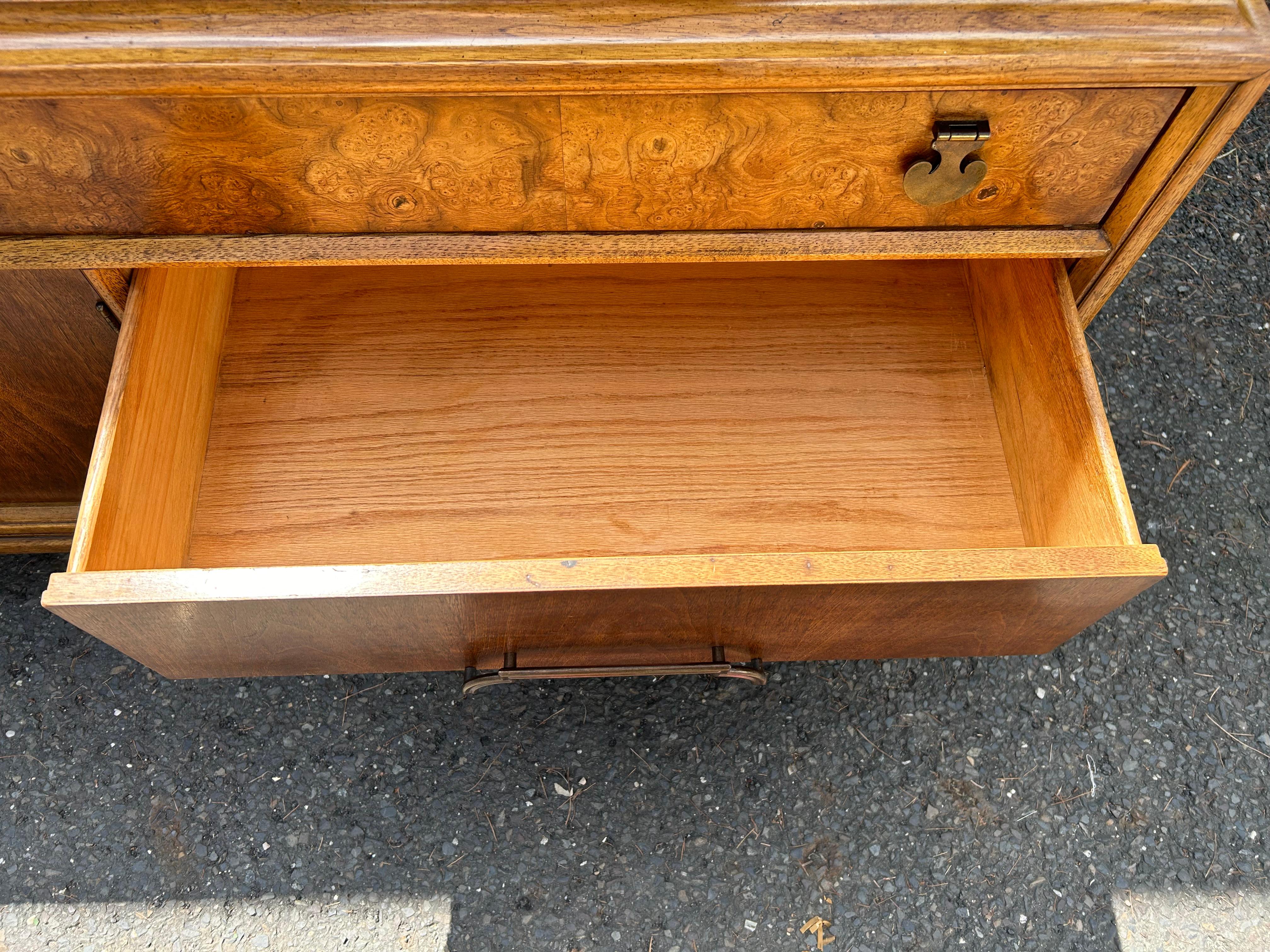 Noyer Stylish Vintage Thomasville Burl Wood Drawers Walnut Credenza Mid-Century (Crédence à tiroirs en bois de ronce) en vente