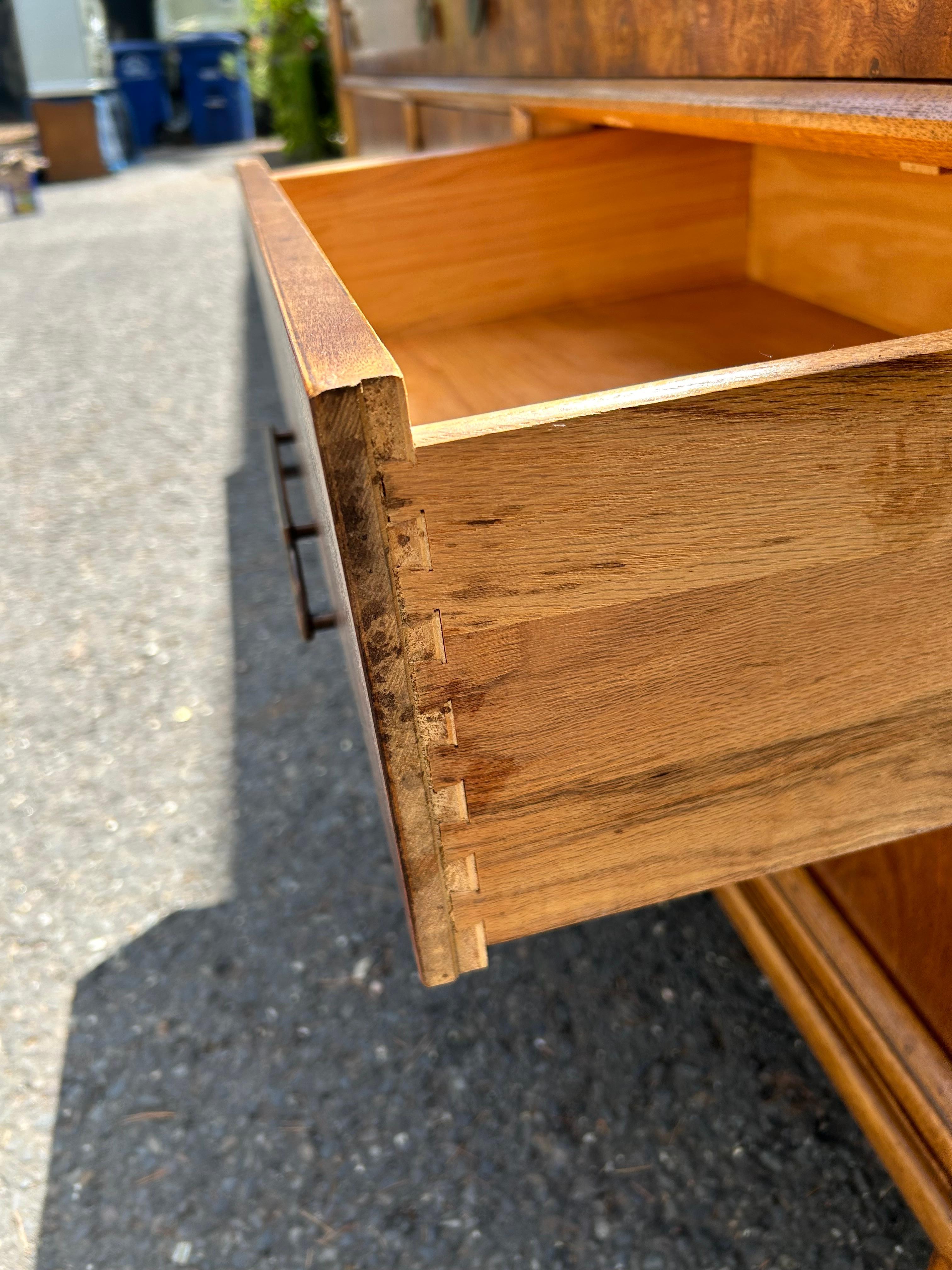 Stylish Vintage Thomasville Burl Wood Drawers Walnut Credenza Mid-Century (Crédence à tiroirs en bois de ronce) en vente 2