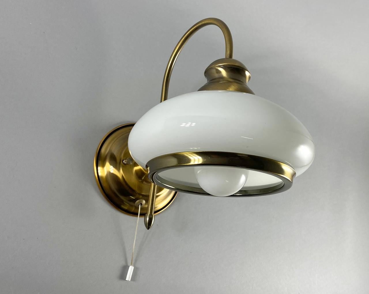Vintage wall lamp - is executed in classical style. Metal body -bronze color. Glass shade, glossy with metal edging.

 Stylish wall lamp by Shunda Lighting, China.

 The high strength and reliability of the Luminaire is due to the use of high