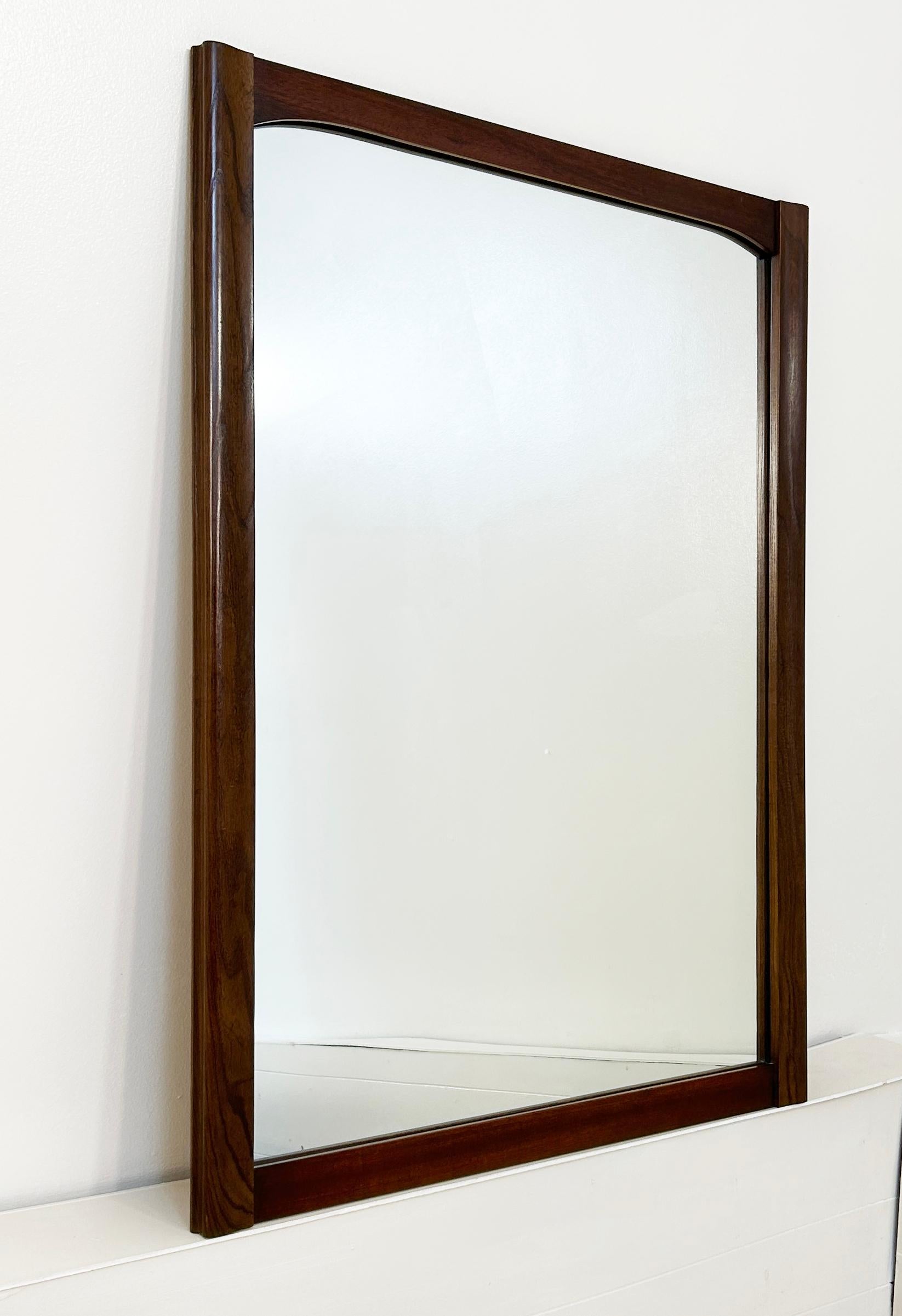 Probablement produit par Lane's Furniture. Chêne et noyer ; ce miroir n'a jamais été accroché et n'a pas de quincaillerie pour cela. Il est presque comme neuf, mais a probablement été produit dans les années 60 ou 70. Le miroir est excellent ainsi