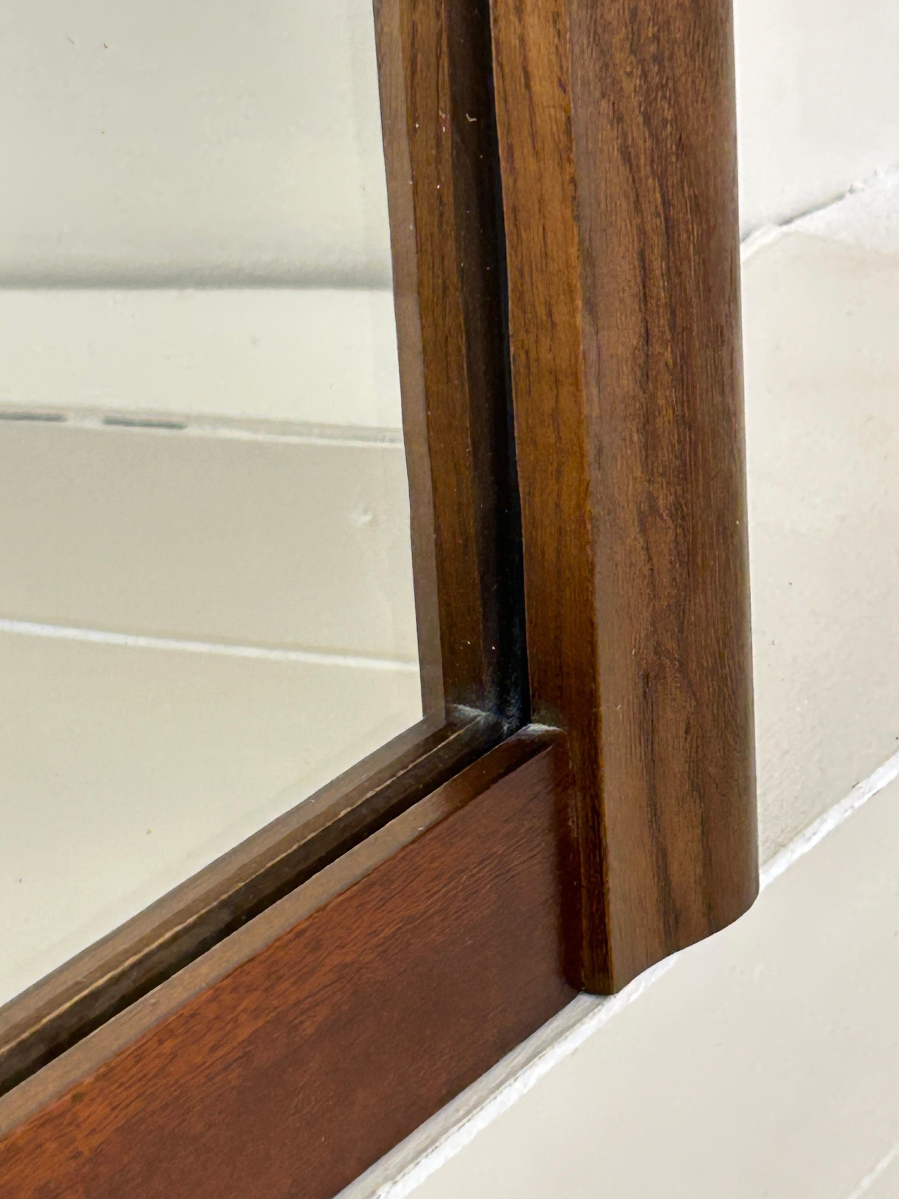 Mid-Century Modern Miroir mural élégant en noyer et en Oak en vente