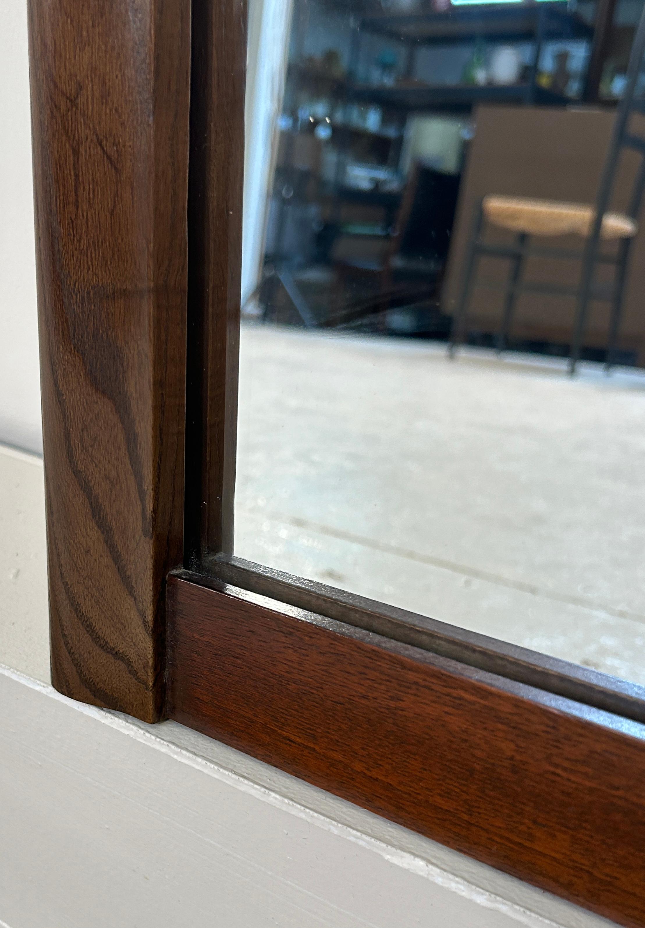 Américain Miroir mural élégant en noyer et en Oak en vente
