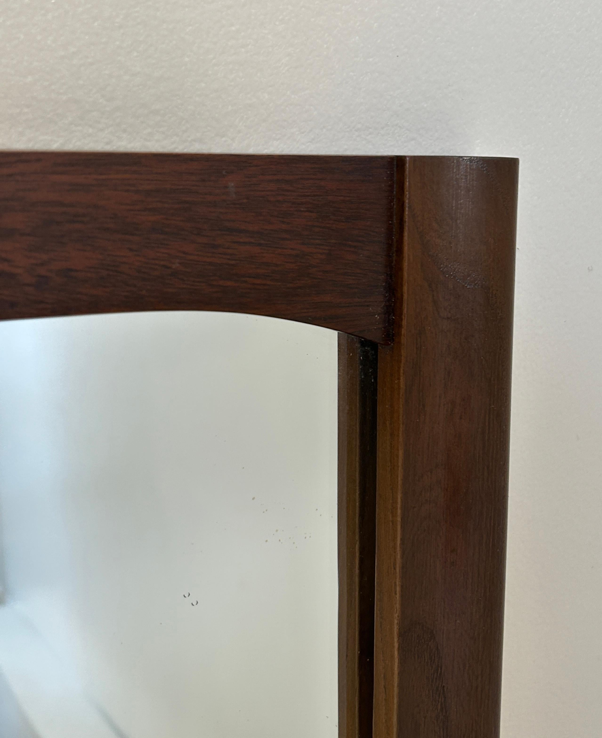 20ième siècle Miroir mural élégant en noyer et en Oak en vente