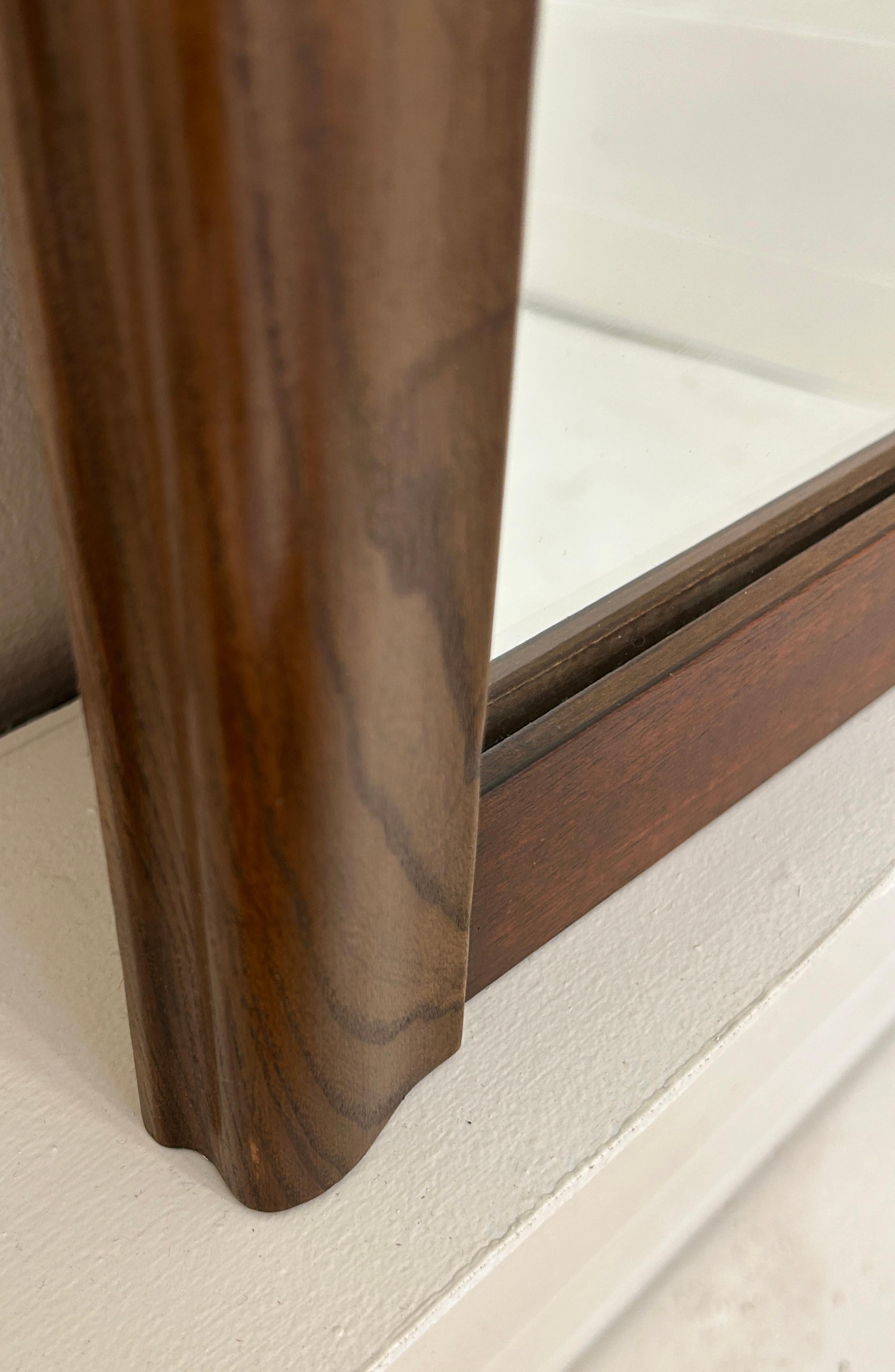 Miroir mural élégant en noyer et en Oak en vente 1