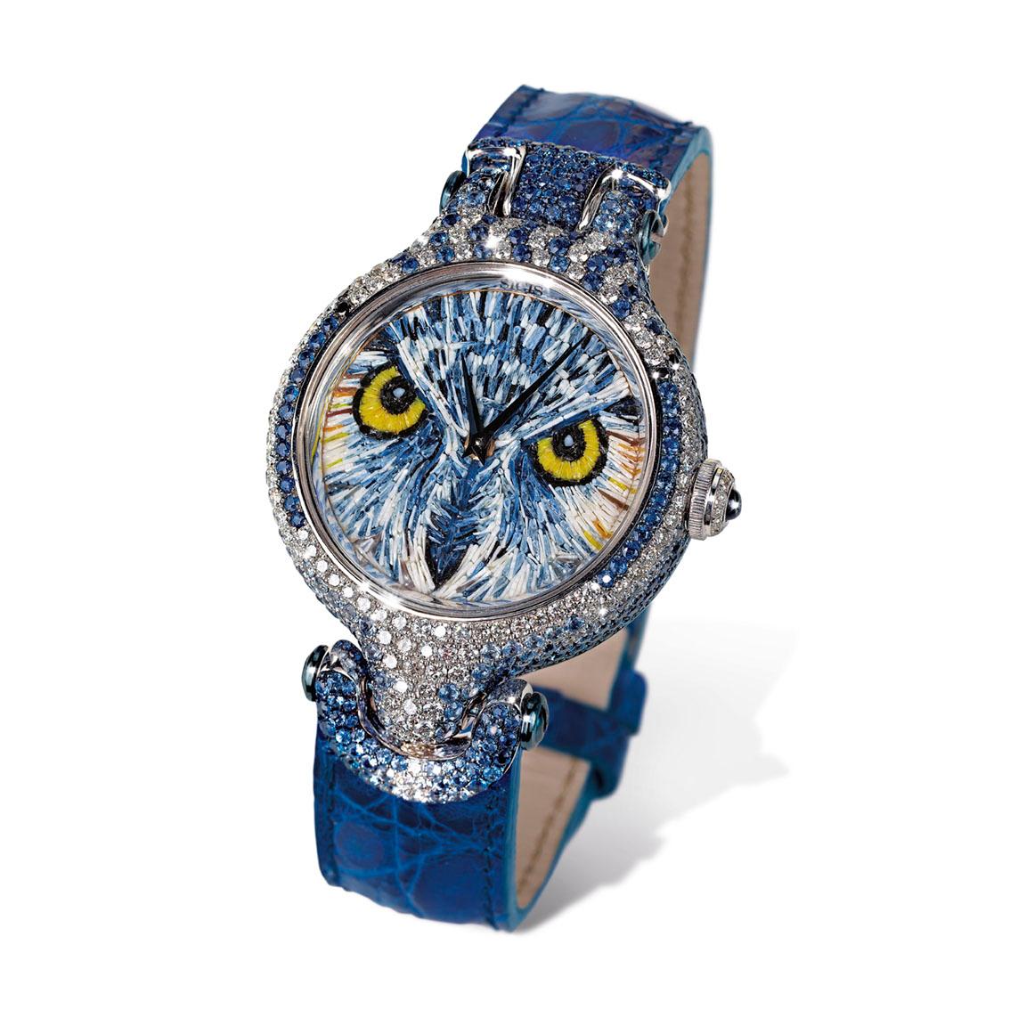 Elegante stilvolle Uhr in Gold mit weißen Diamanten und blauen Saphiren, Alligatorarmband mit Mikro-Mosaik (Brillantschliff) im Angebot