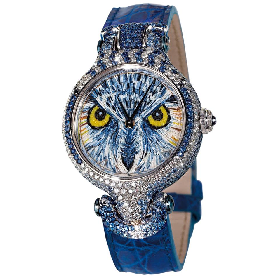Elegante stilvolle Uhr in Gold mit weißen Diamanten und blauen Saphiren, Alligatorarmband mit Mikro-Mosaik
