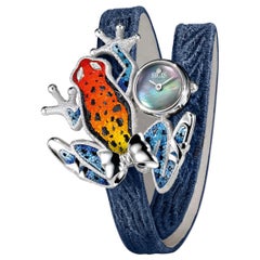 Montre élégante en or blanc et diamant blanc, avec bracelet en jean matelassé et micro-mosaïque décorée