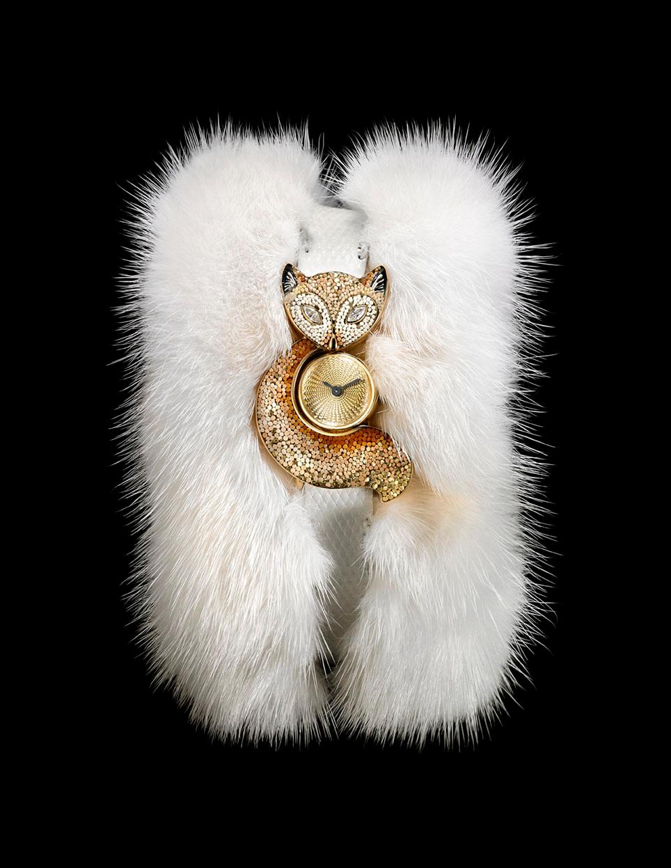 Taille Marquise Montre élégante en or jaune, diamant blanc, python et bracelet en fourrure décoré de micro-mosaïque en vente