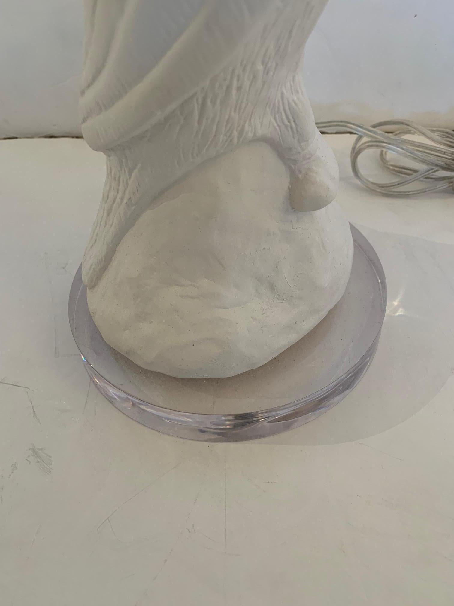 Américain Lampe de table élégante en forme de perroquet en céramique blanche en vente