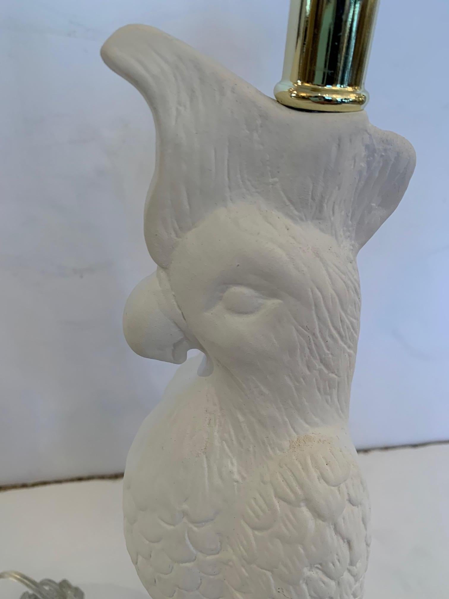 Lampe de table élégante en forme de perroquet en céramique blanche Bon état - En vente à Hopewell, NJ