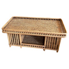 Stilvoller Couchtisch aus Korbgeflecht und Rattan, rechteckig und modern