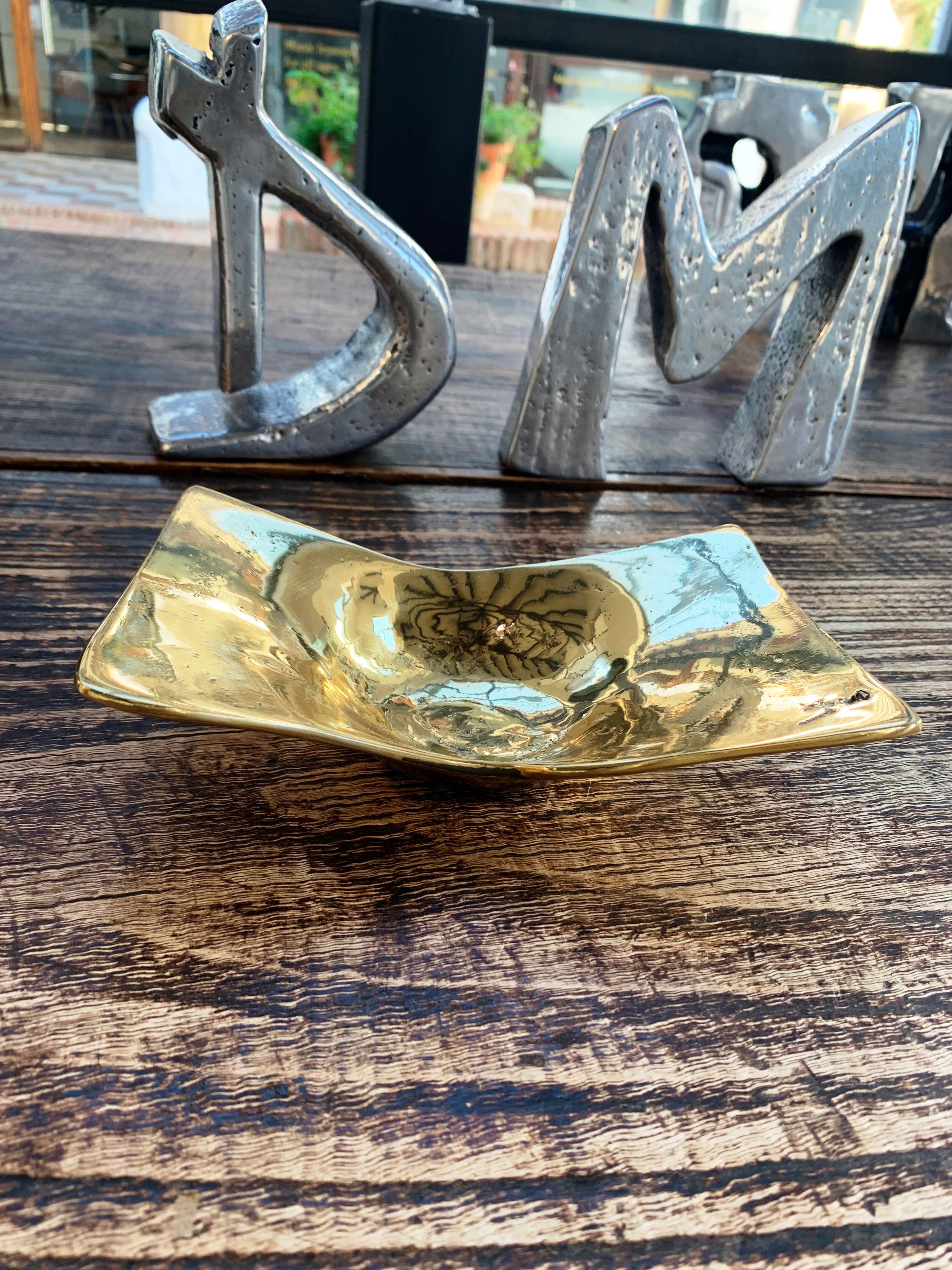 Stylish Wing Bowl A076 in cast brass designed by David Marshall  In New Condition For Sale In Benahavis, AN